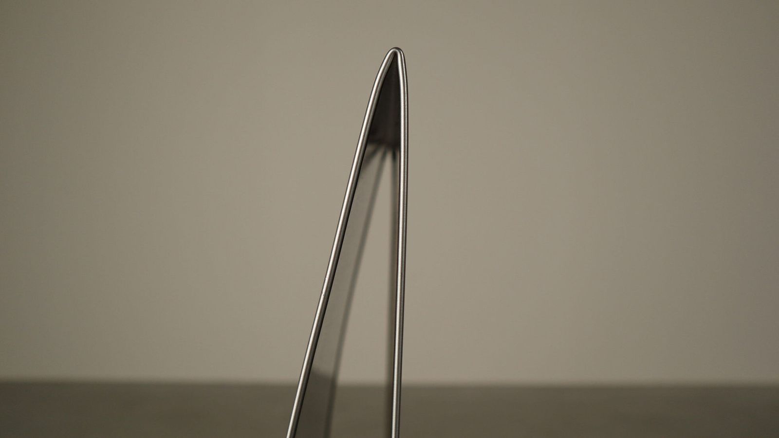 photo vintage Set Of Six Postmodernist Stainless Steel Dining Chairs Dating From Around 1980 1990.
