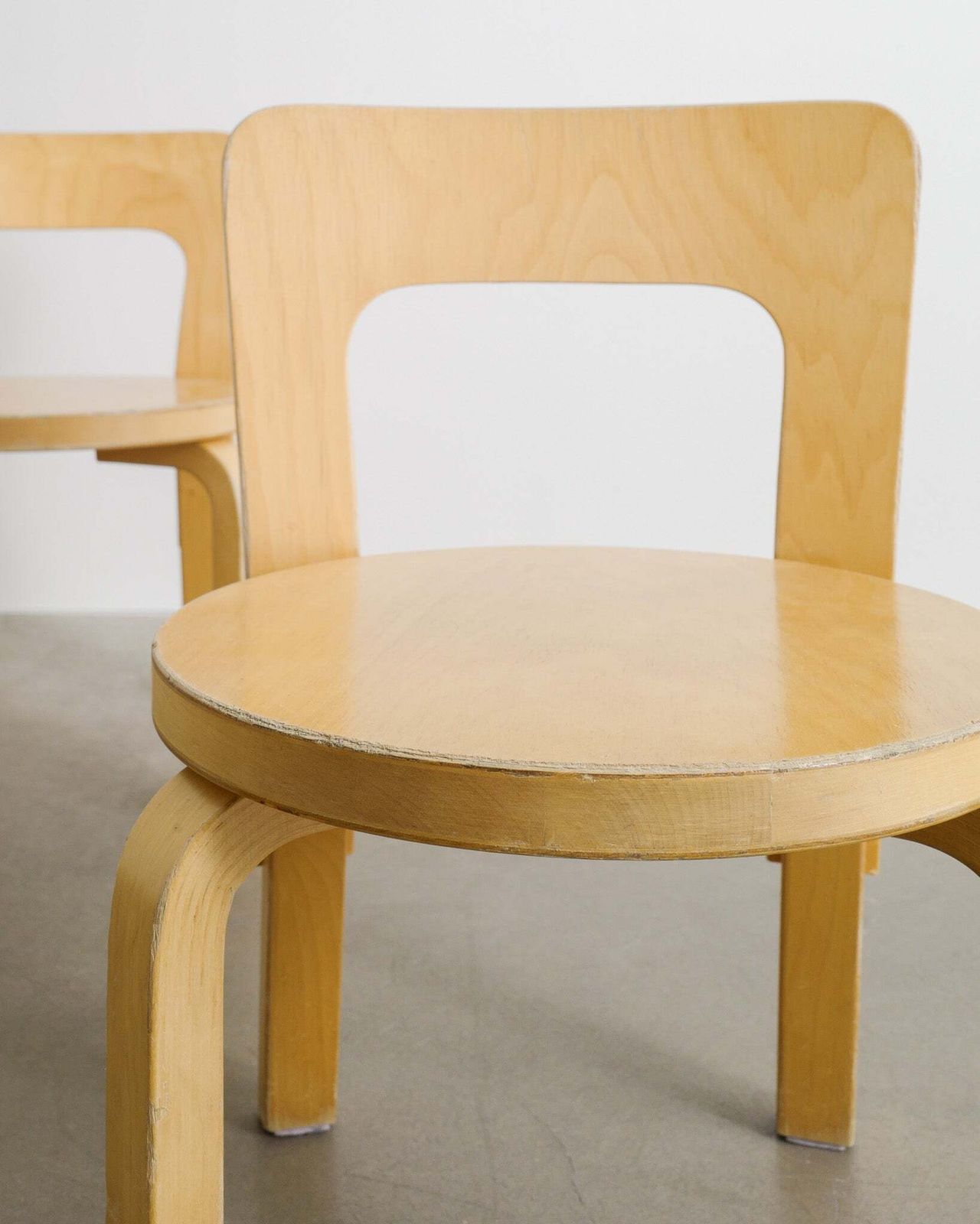 Pair Of Birch Wooden "N65" Children Chairs By Alvar Aalto Produced By Artek Finland 1990 photo vinterior