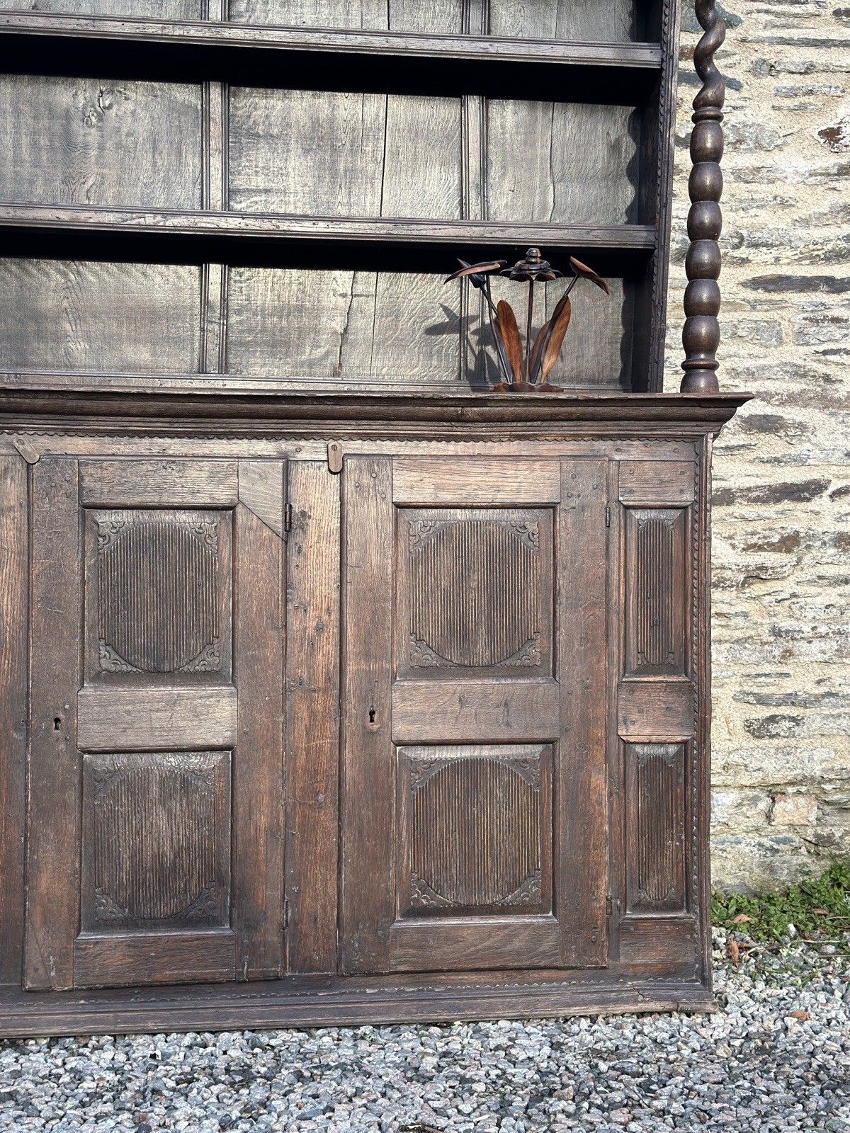 photo vinterior Special Early 17th Century English Oak Dresser With Barley Twist Supports