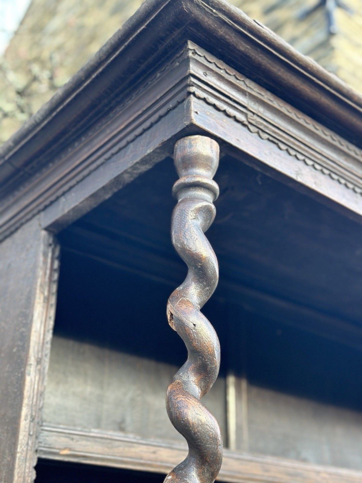 photo vintage Special Early 17th Century English Oak Dresser With Barley Twist Supports