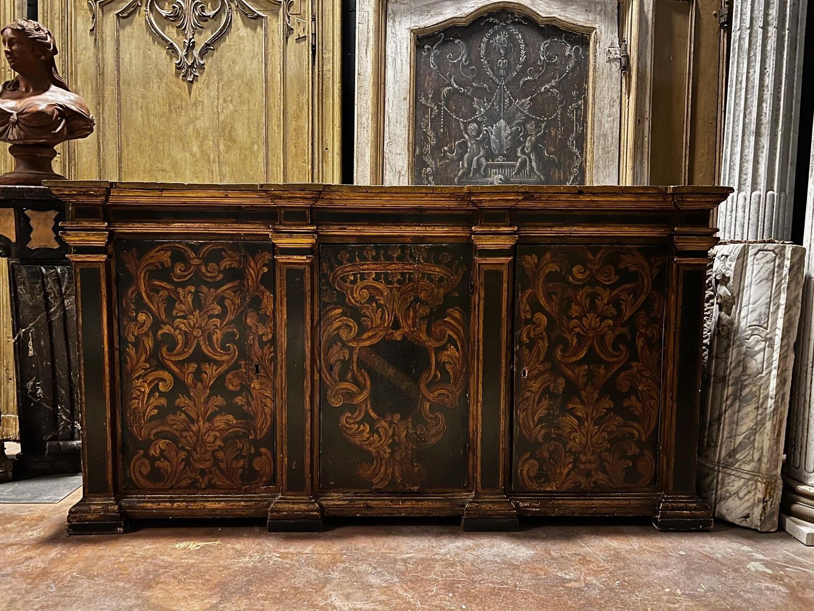 Credenza Laccata E Dipinta Con Decori Fogliacei E A Volute, Italia photo furniture