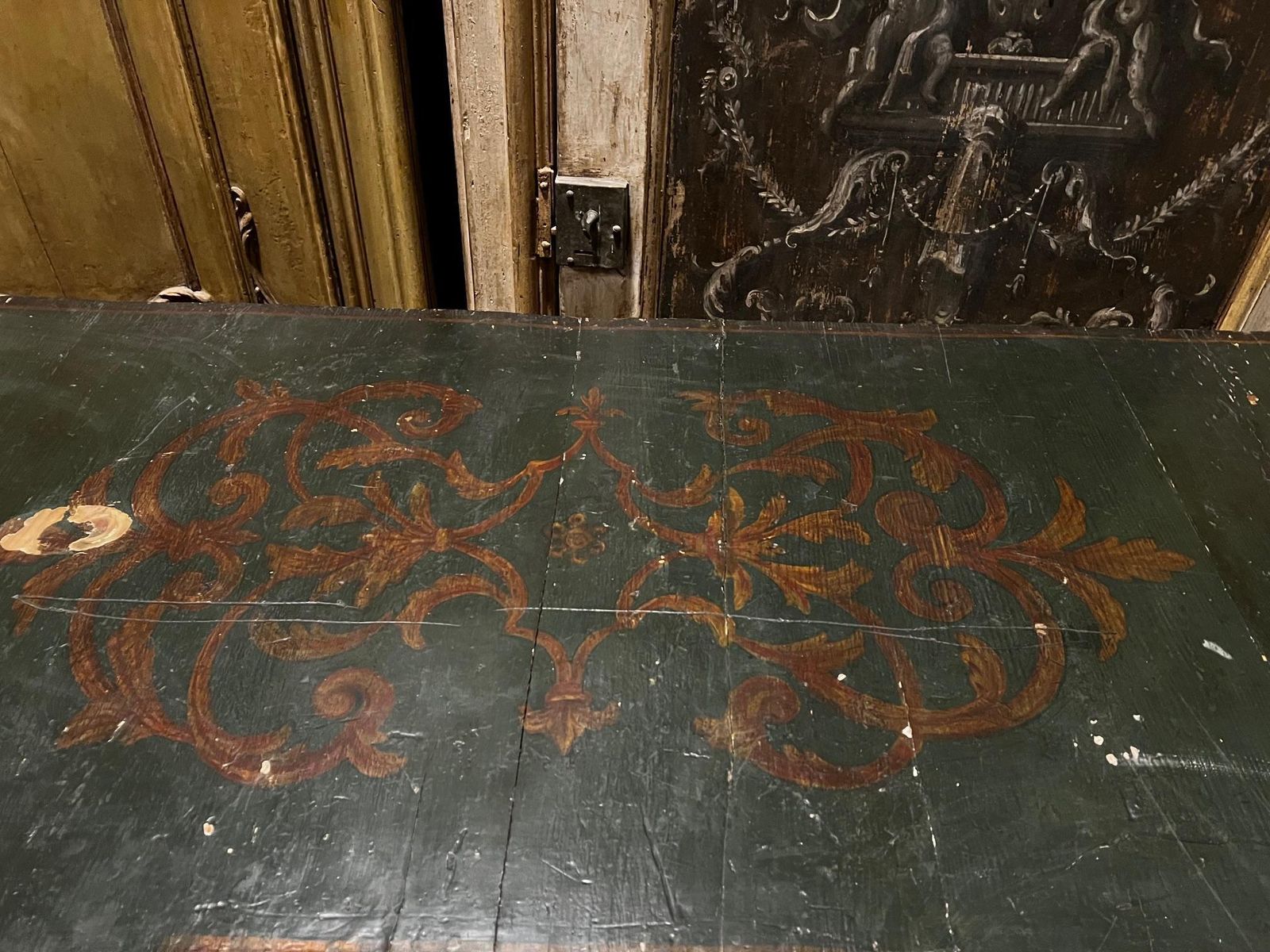 Credenza Laccata E Dipinta Con Decori Fogliacei E A Volute, Italia photo 7641.0