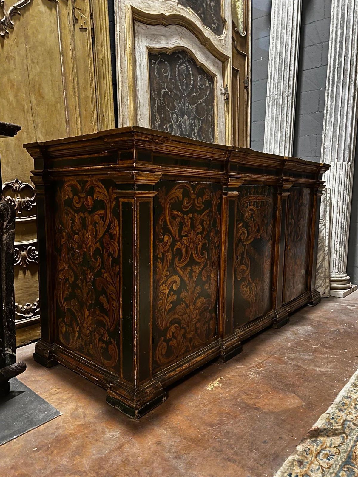 photo furniture Credenza Laccata E Dipinta Con Decori Fogliacei E A Volute, Italia