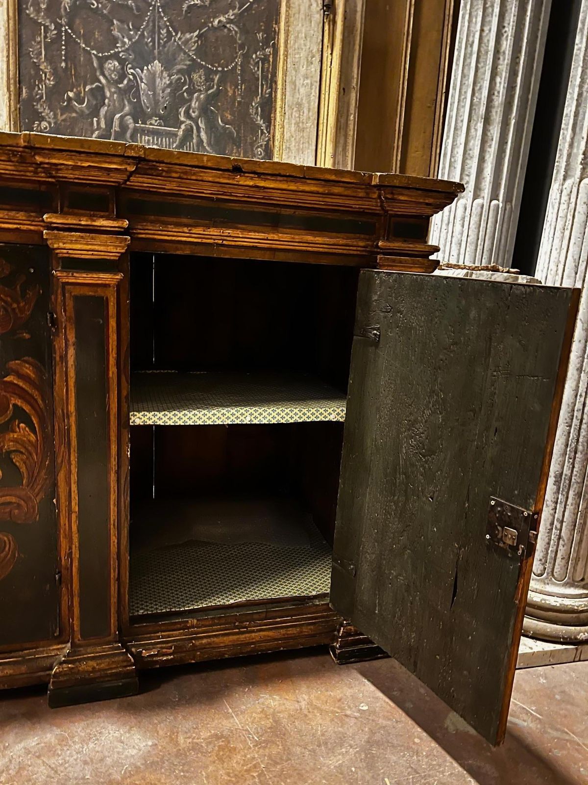 photo for sale Credenza Laccata E Dipinta Con Decori Fogliacei E A Volute, Italia