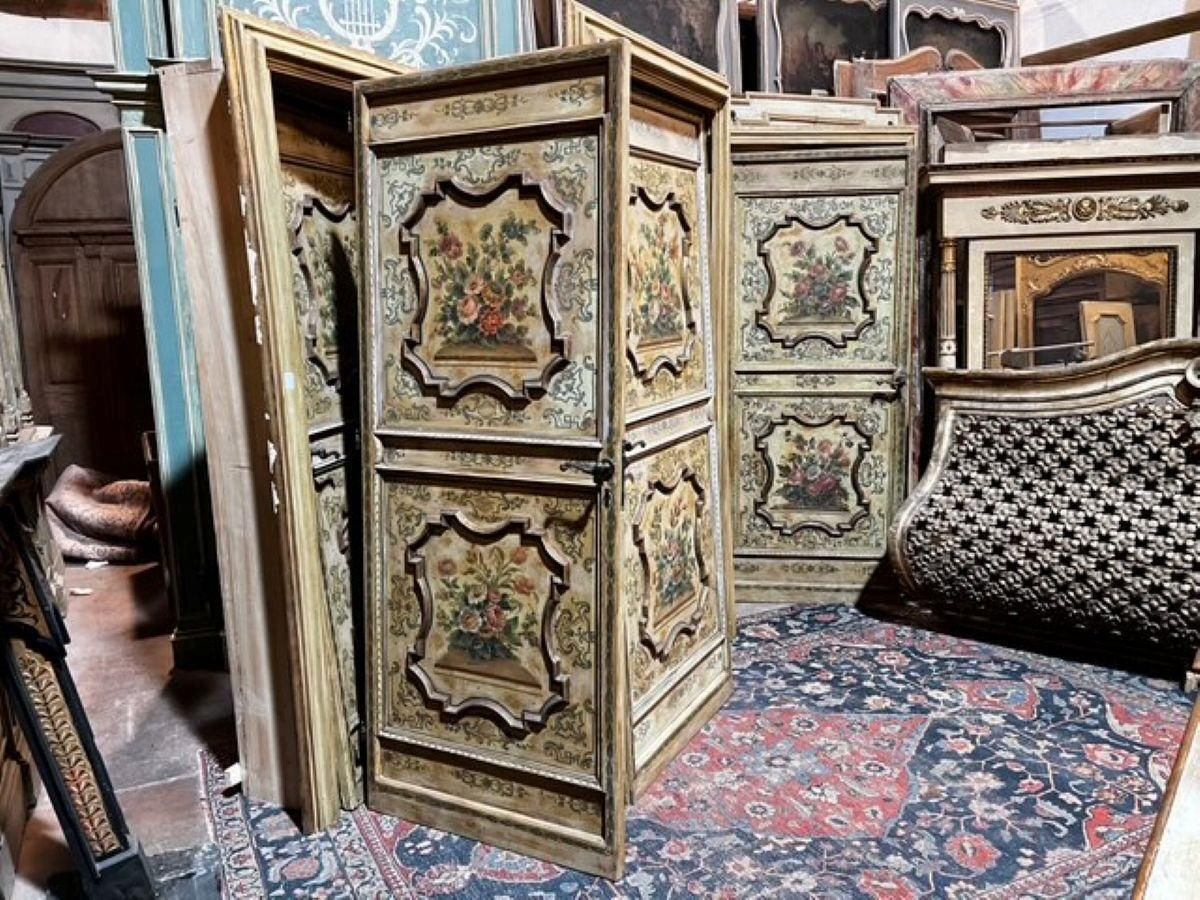 N. 4 Porte In Legno Riccamente Laccate E Dipinte A Fiori Con Telaio, Italia photo furniture
