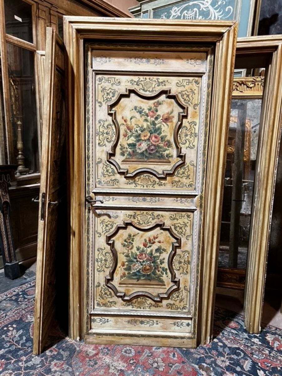 N. 4 Porte In Legno Riccamente Laccate E Dipinte A Fiori Con Telaio, Italia photo for sale