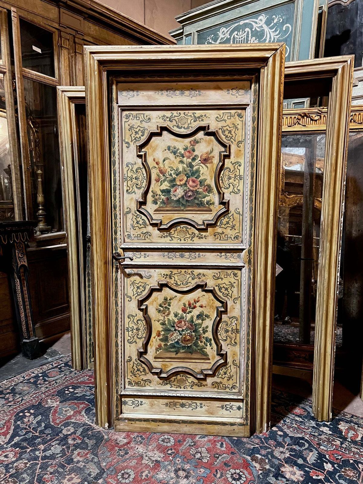 N. 4 Porte In Legno Riccamente Laccate E Dipinte A Fiori Con Telaio, Italia photo Home Fixtures