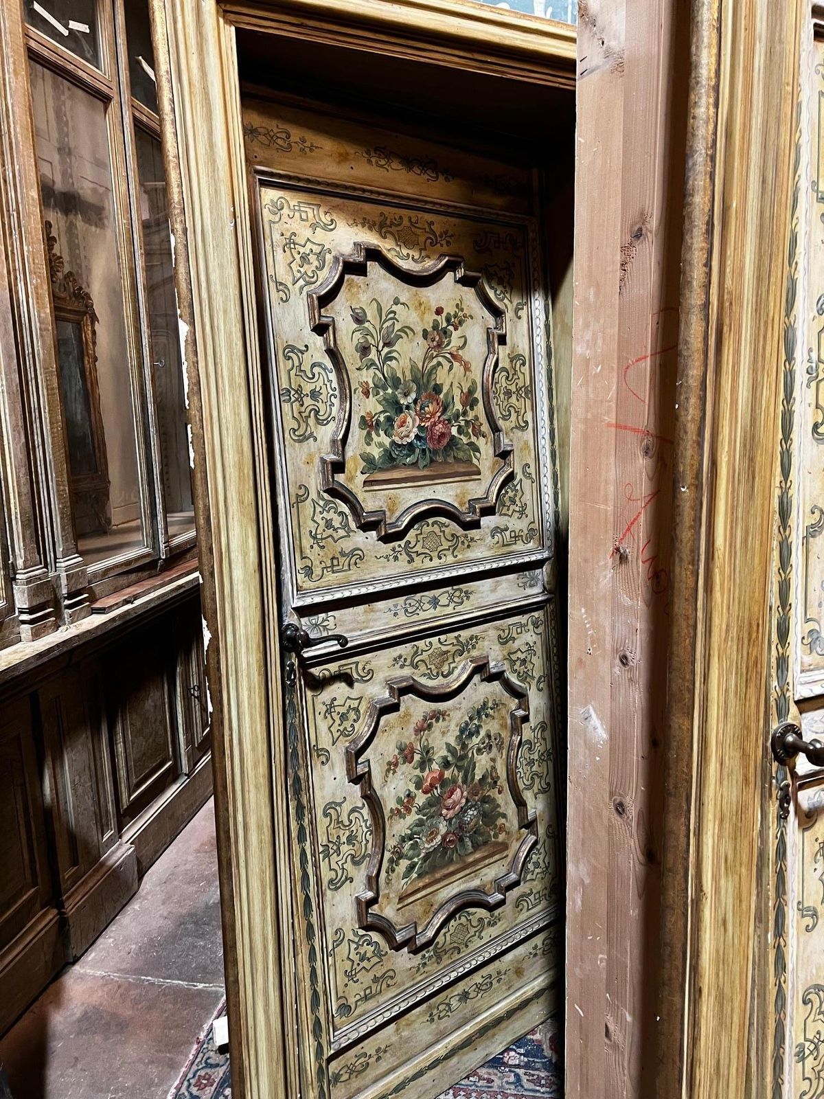 photo furniture N. 4 Porte In Legno Riccamente Laccate E Dipinte A Fiori Con Telaio, Italia