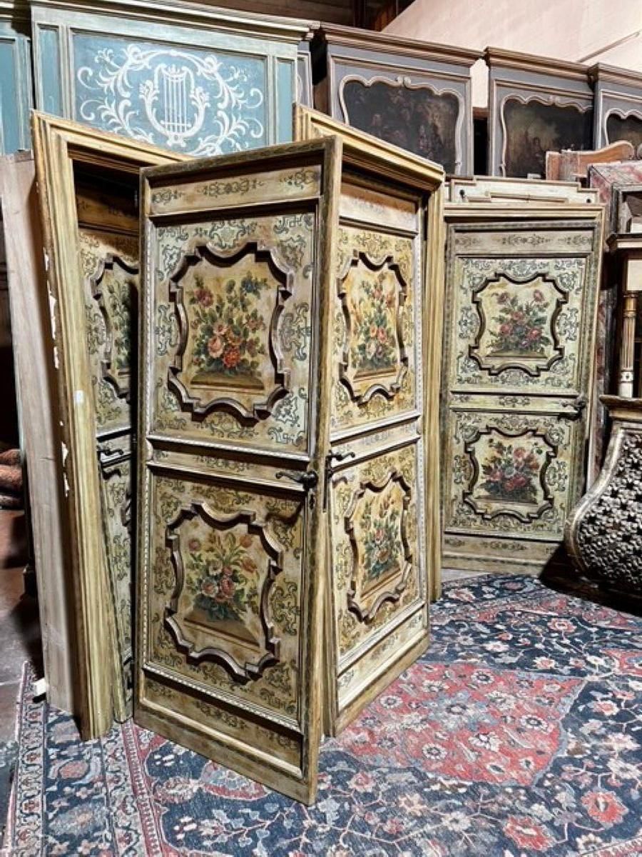 photo vinterior N. 4 Porte In Legno Riccamente Laccate E Dipinte A Fiori Con Telaio, Italia