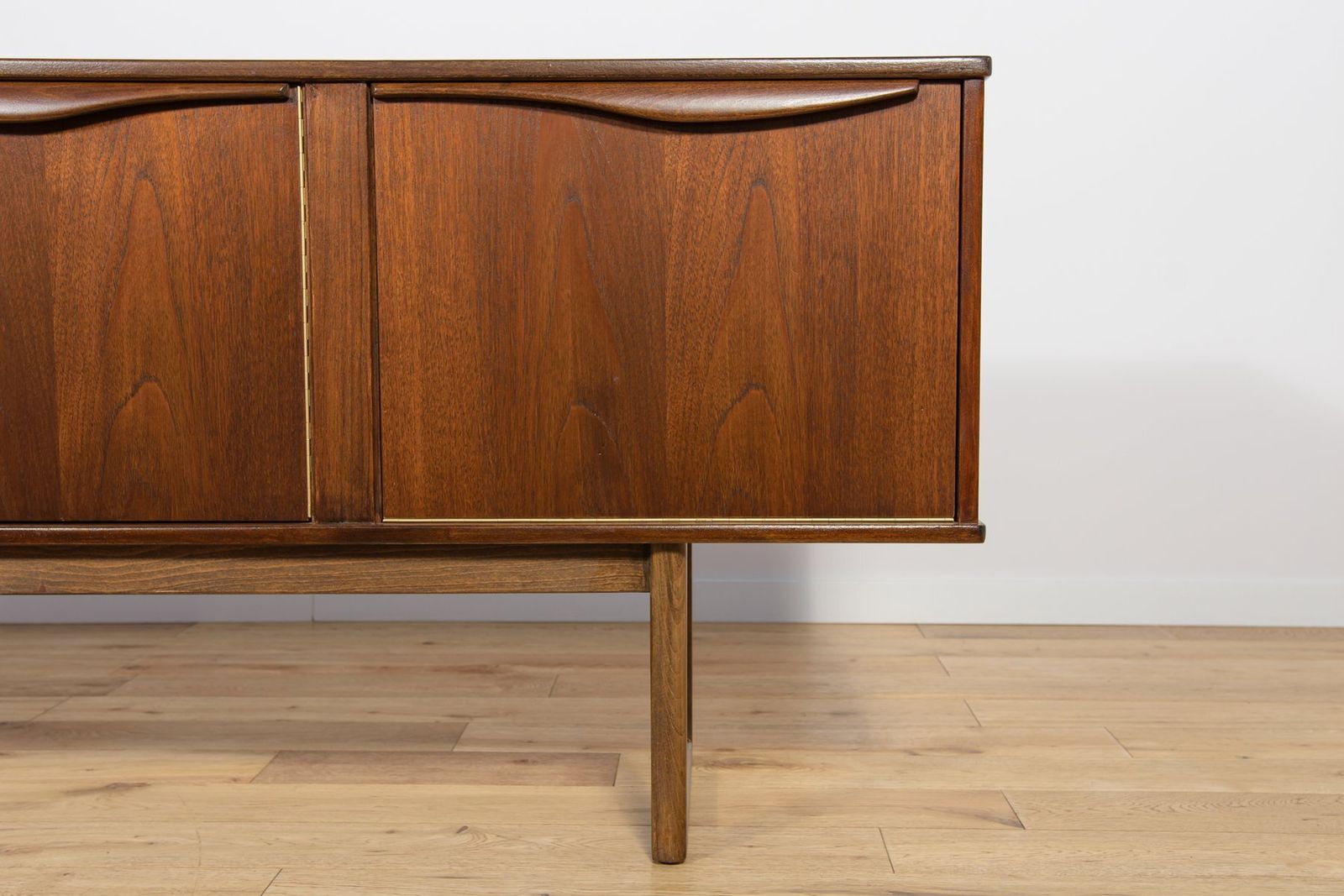 photo vinterior Mid Century Modern English Teak Sideboard From Stonehill, 1960s