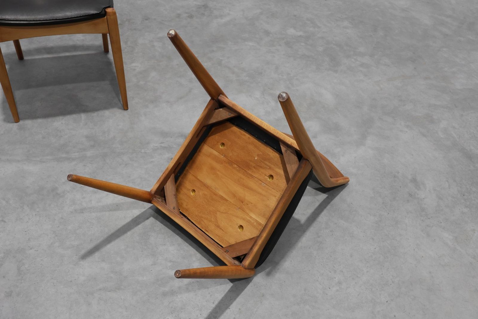 photo vintage Mid Century Modern Belgian Teak Dining Chairs, 1960s, Set Of 6