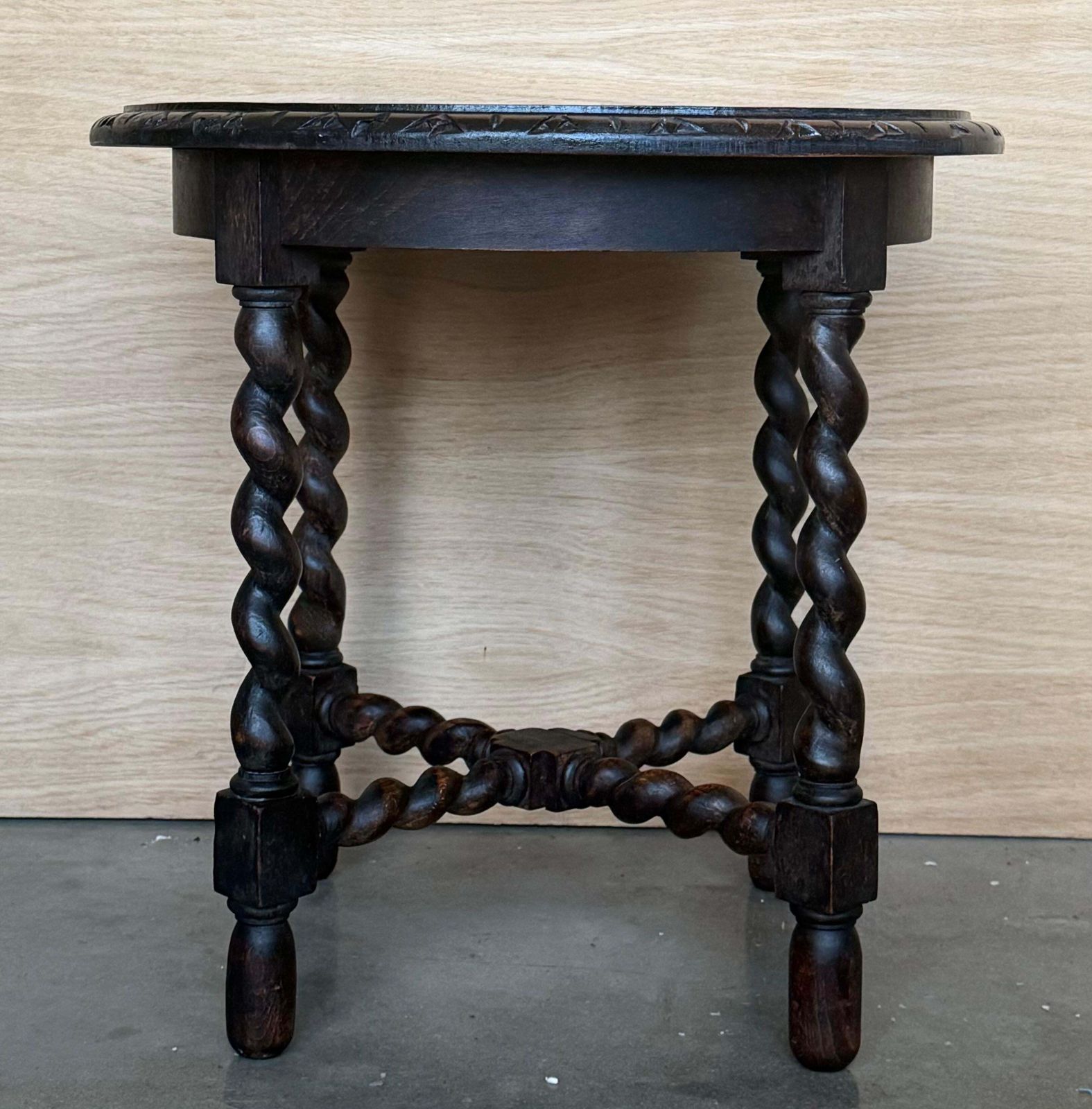Table d'appoint espagnole en noyer, pieds salomoniques et bords biseautés, années 1900 photo for sale