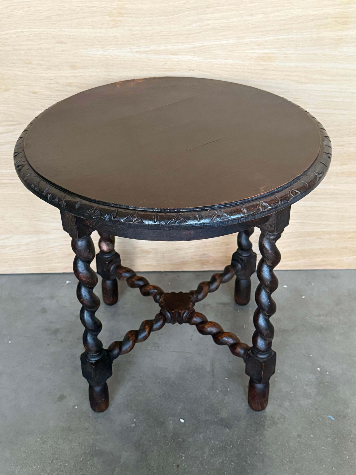 Table d'appoint espagnole en noyer, pieds salomoniques et bords biseautés, années 1900 photo 1320.0
