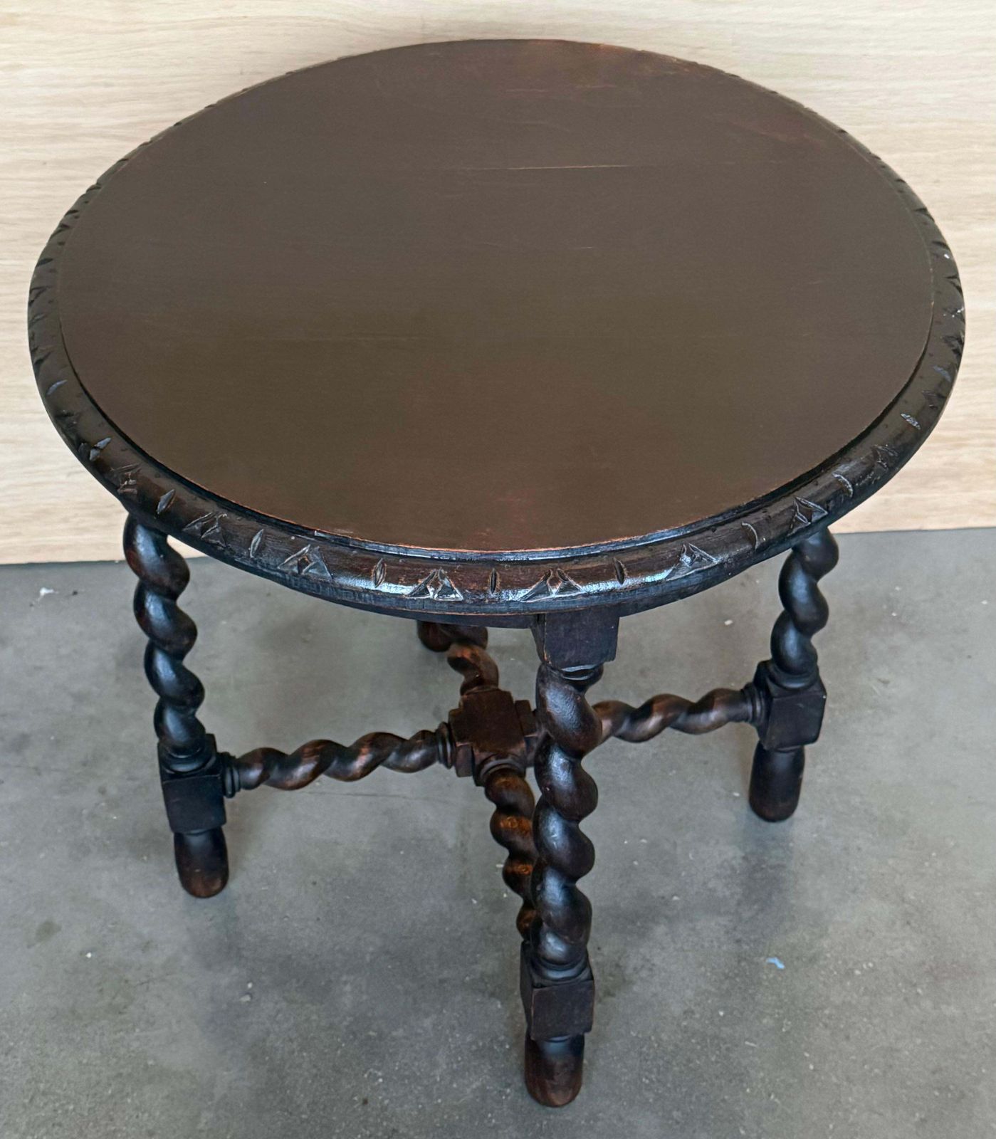 Table d'appoint espagnole en noyer, pieds salomoniques et bords biseautés, années 1900 photo vintage