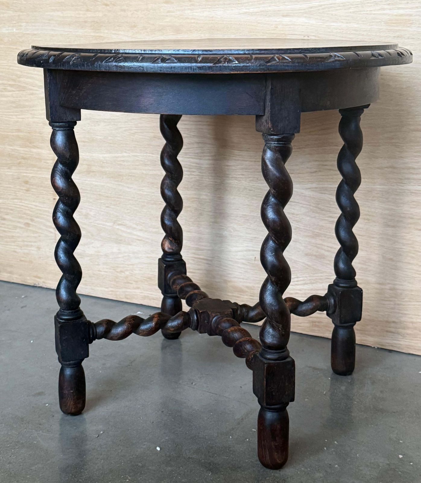 1320.0 Table d'appoint espagnole en noyer, pieds salomoniques et bords biseautés, années 1900 photo