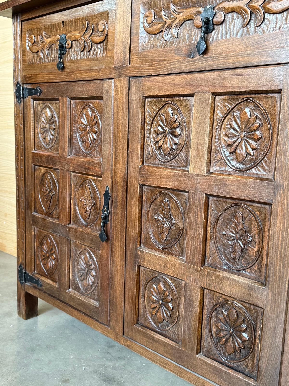 Crédence ou buffet baroque espagnol en noyer sculpté, trois tiroirs, style toscan, XIXe siècle photo buy
