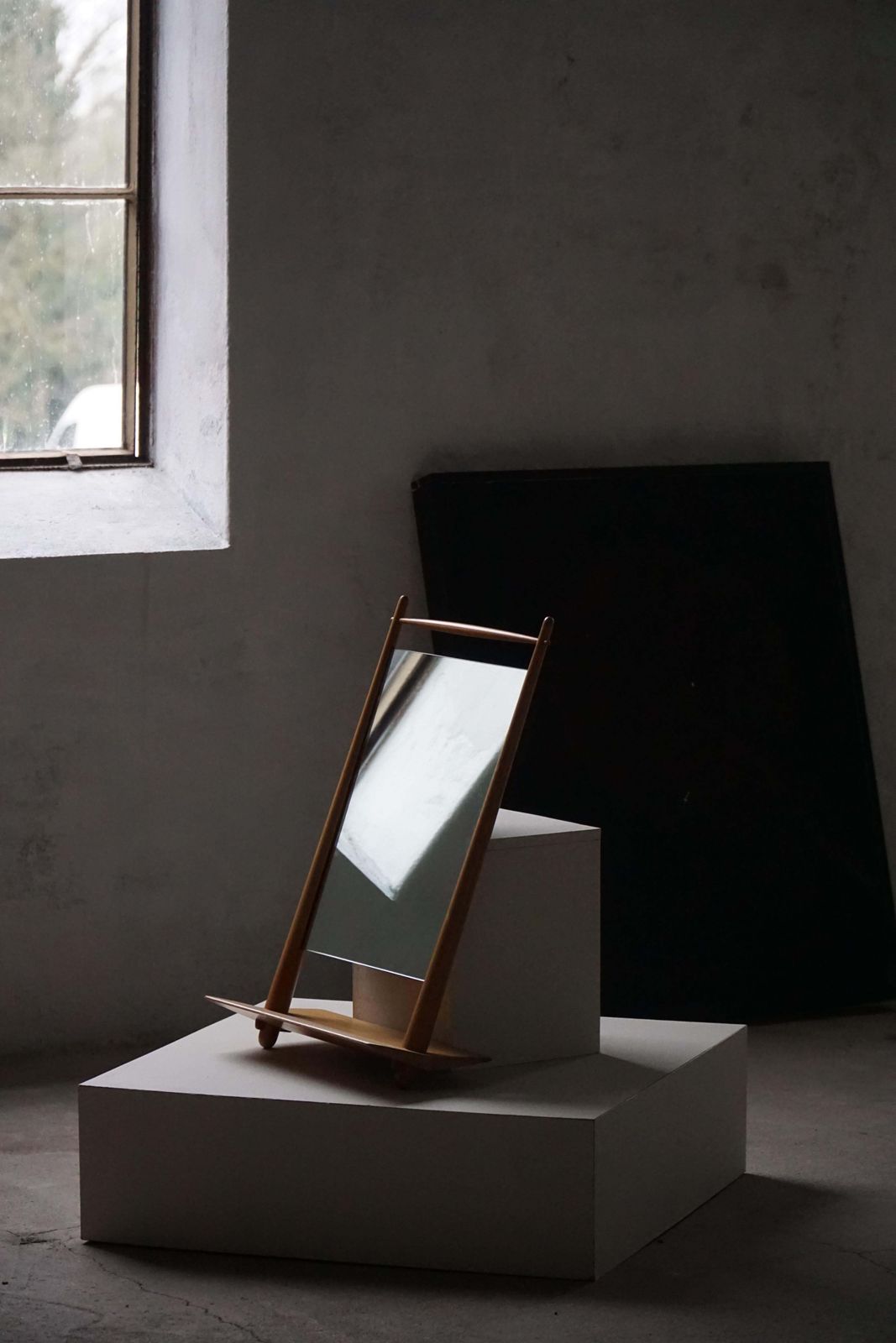 photo vintage Mid 20th Century, Scandinavian Standing Table Mirror In Wood, 1950s–1960s