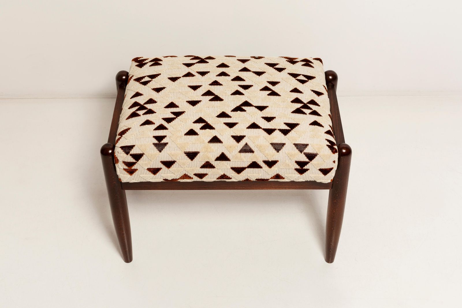 Mid Century Gfm Kruk Met Jacquard Bekleding Van Dedar, E. Homa, Europa, Jaren 1960 photo Meubels
