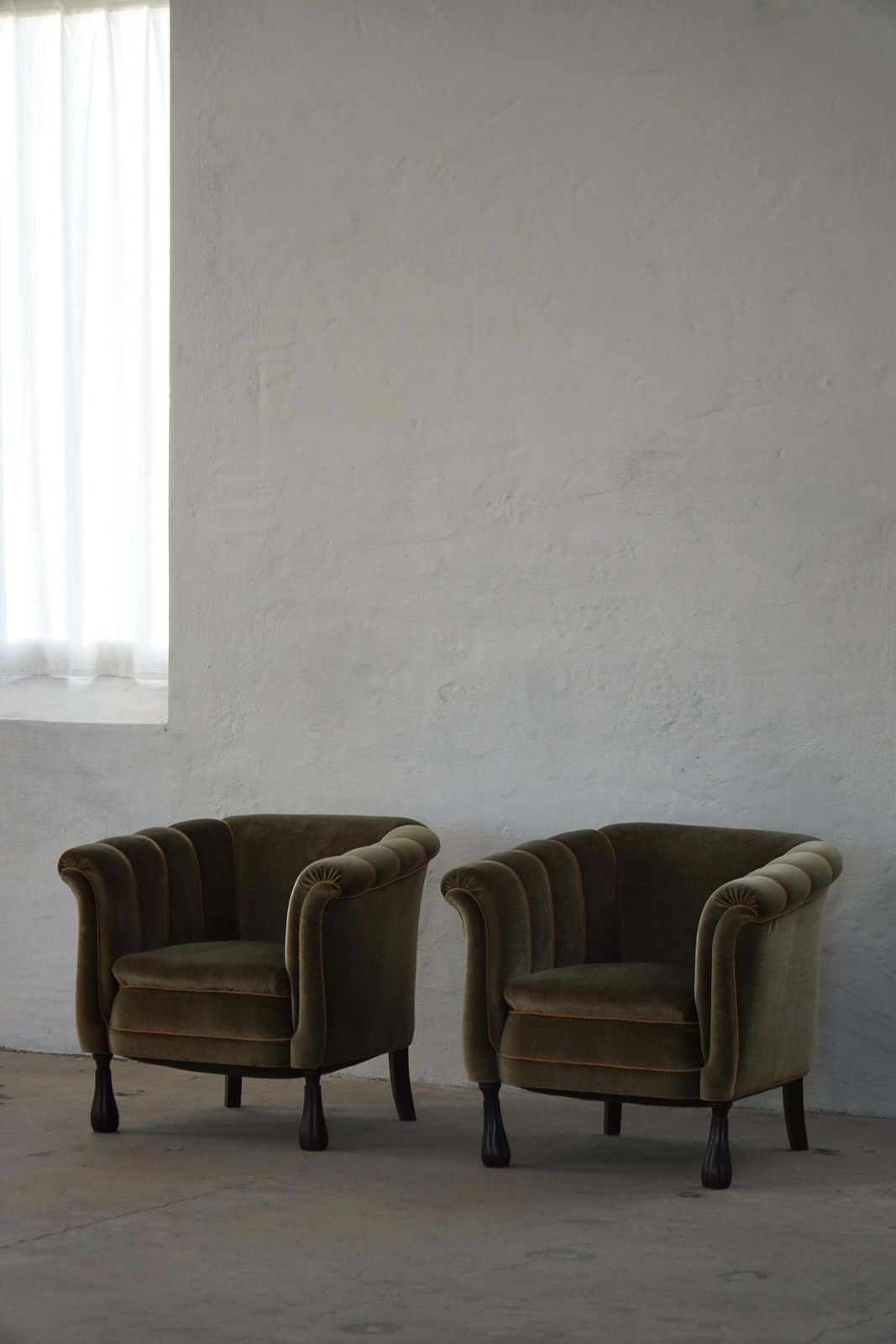 Mid 20th Century, Pair Of Danish Shell Lounge Chairs In Green Velvet, 1940s photo buy