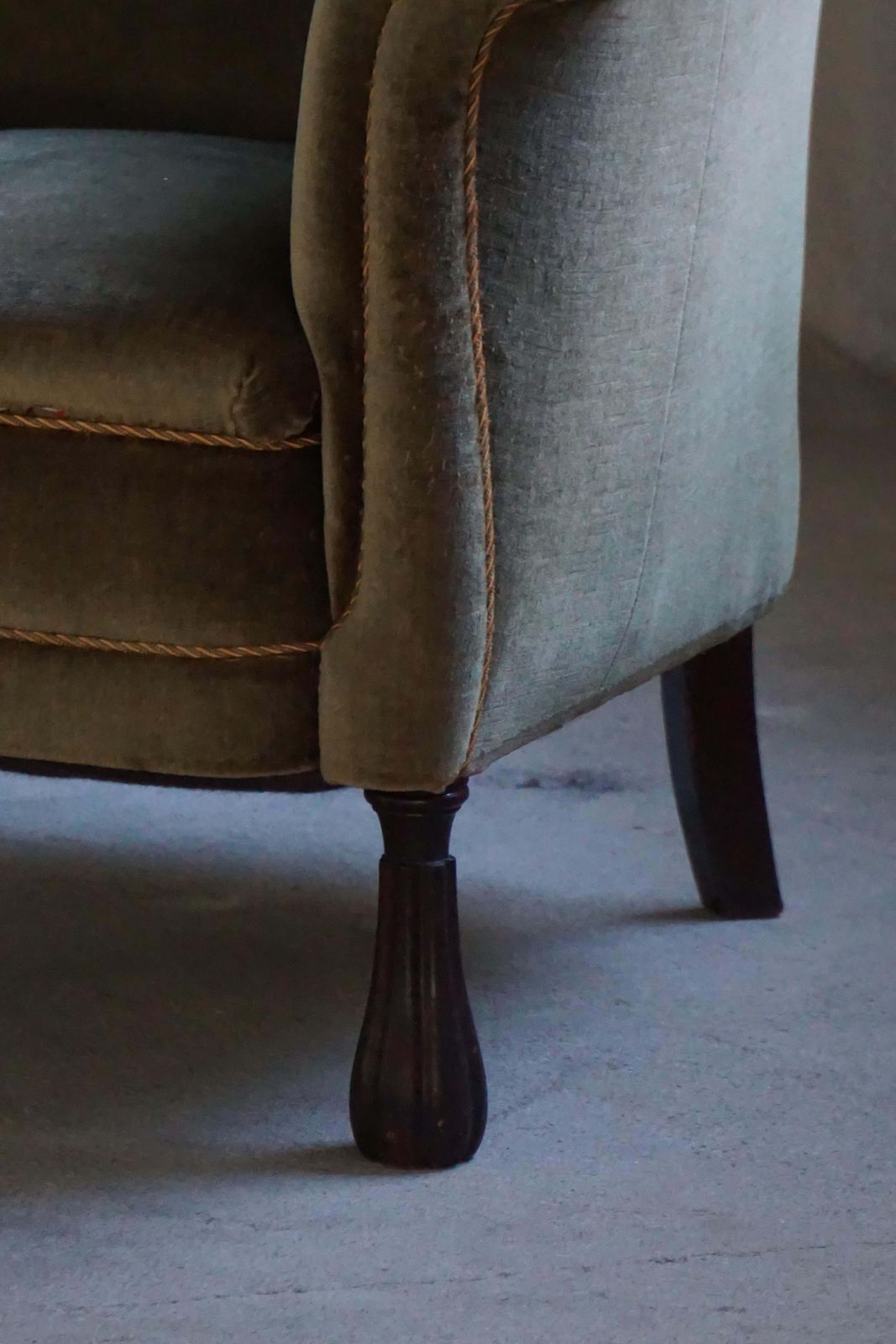 photo for sale Mid 20th Century, Pair Of Danish Shell Lounge Chairs In Green Velvet, 1940s