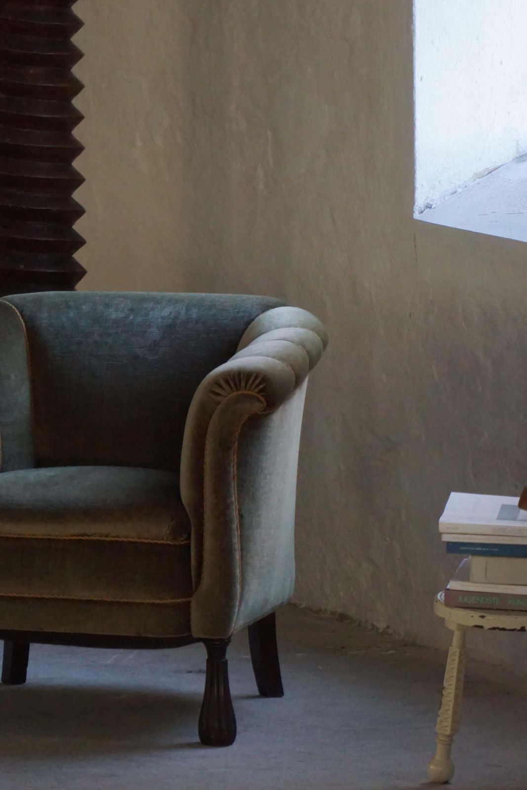 photo vinterior Mid 20th Century, Pair Of Danish Shell Lounge Chairs In Green Velvet, 1940s