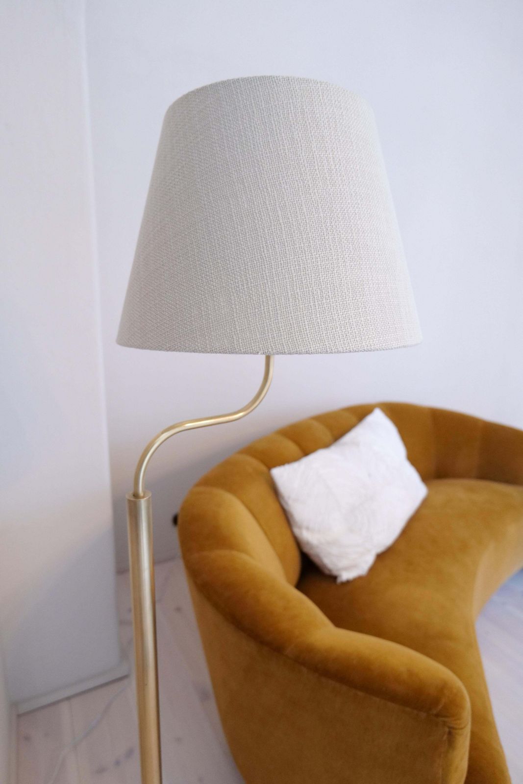 photo vinterior Mid Century Modern Sculptural Brass Floor Lamps Luxus, Sweden, 1970s