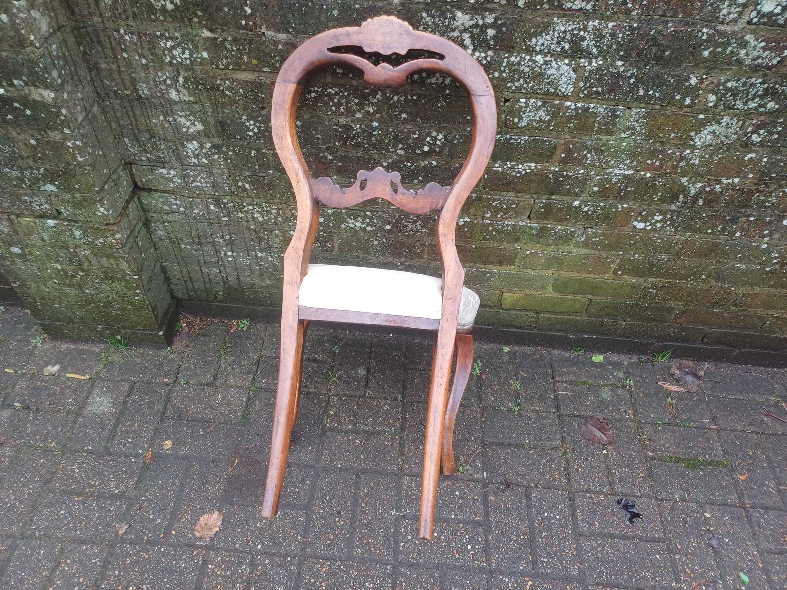 photo vintage Set Of 4 Antique Mahogany Carved Dining Chairs, Upholstered Carved Backs, Vintage Louis Revival Style, Cream Floral Seats