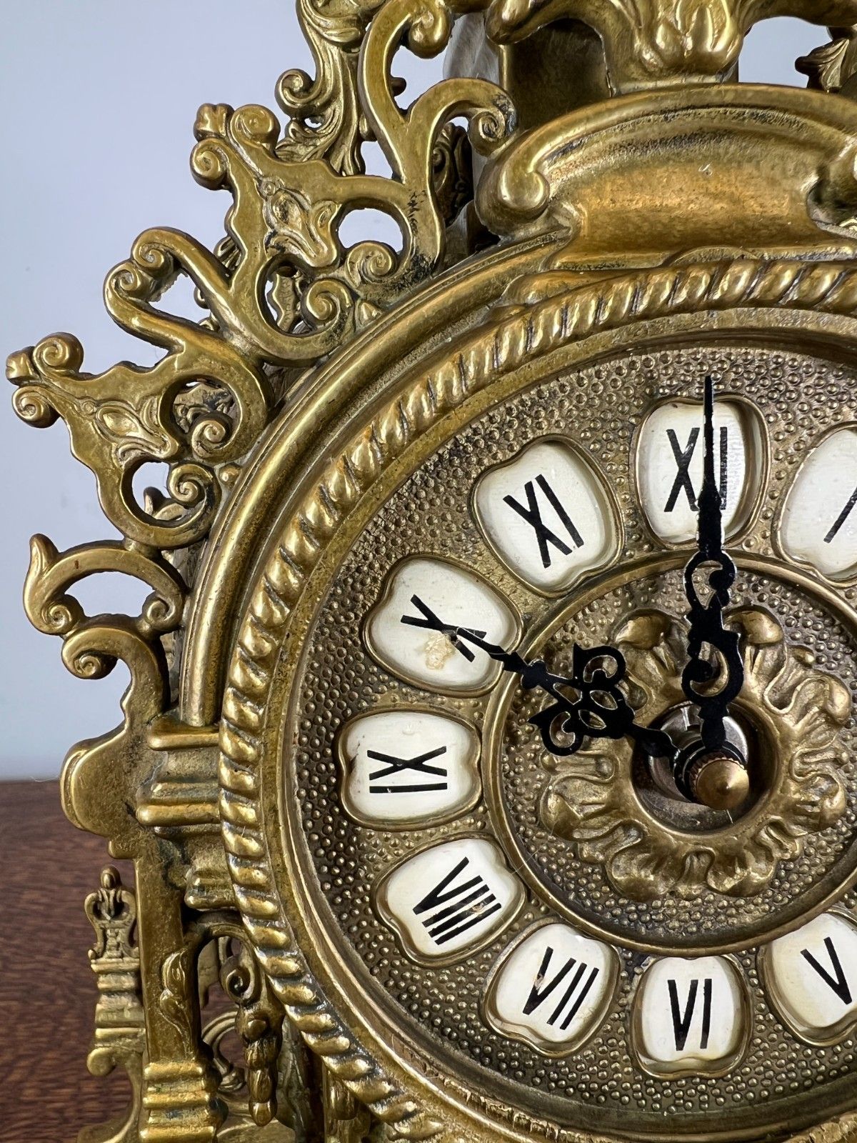 photo furniture Clock Vintage French Style Decorative Ornate Table Mantel Clock Lot 4759