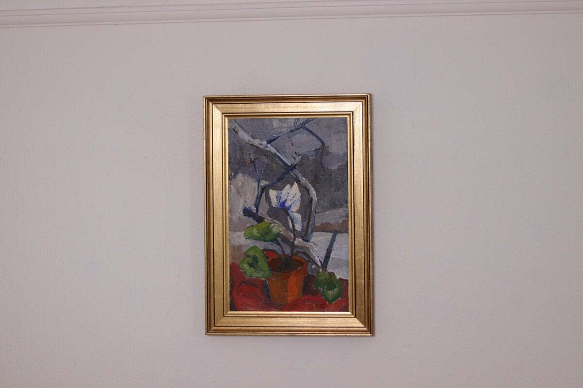 photo vinterior Original Swedish Oil On Canvas – “Winter Cyclamen” By Majken Bergvin (1922–2012) –1965 – Vintage & Framed – 62 × 43 Cm (24.4" × 16.9")