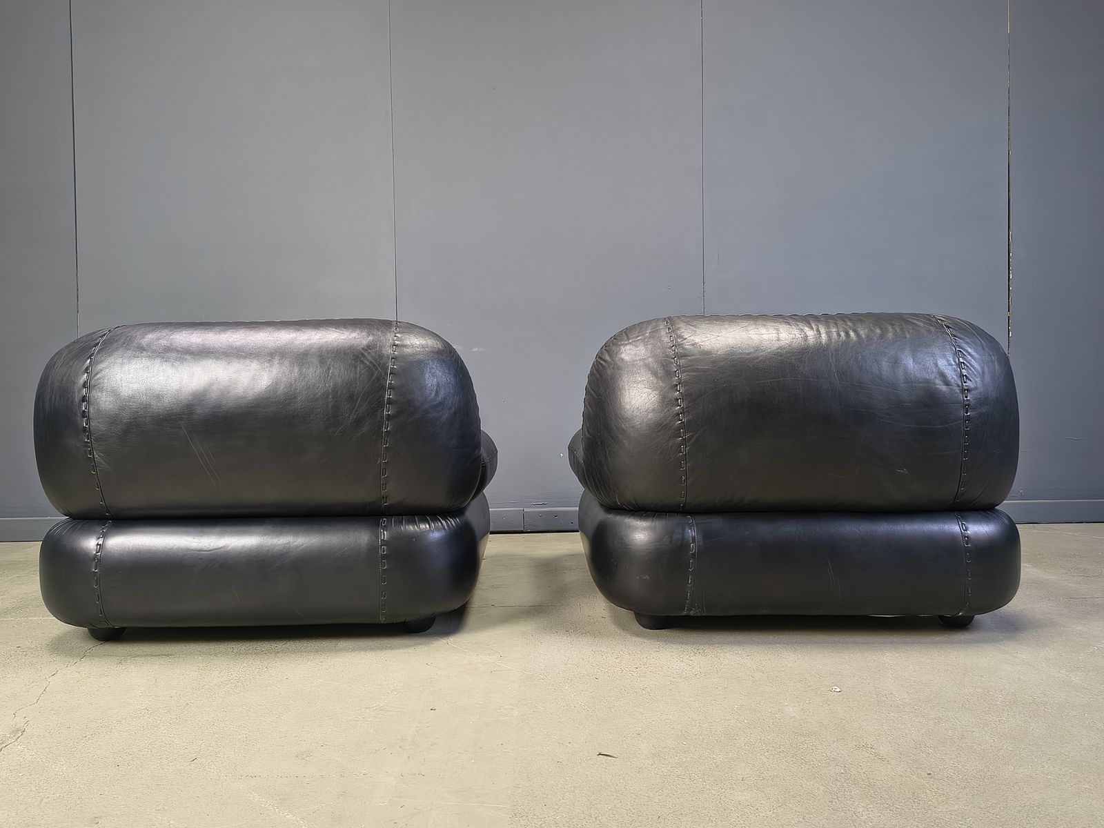 Set Of Black Leather Lounge Chairs By Sapporo For Mobil Girgi, 1970s photo for sale