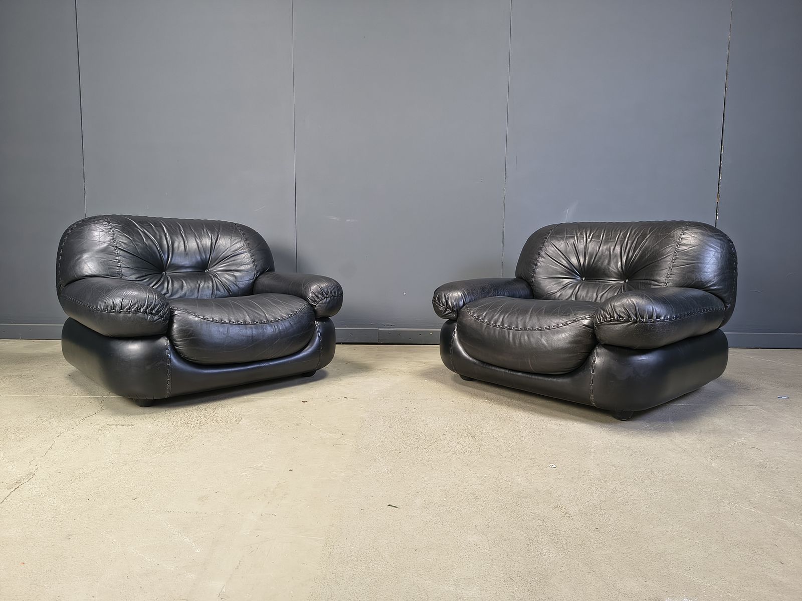 Set Of Black Leather Lounge Chairs By Sapporo For Mobil Girgi, 1970s photo buy