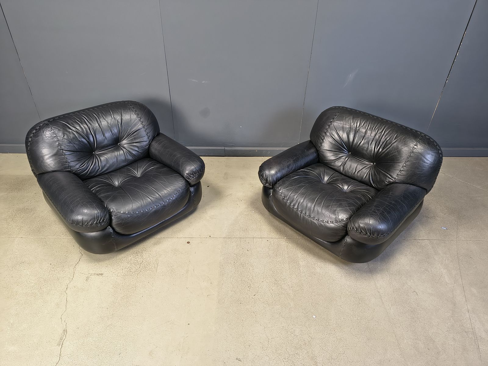 Set Of Black Leather Lounge Chairs By Sapporo For Mobil Girgi, 1970s photo vintage