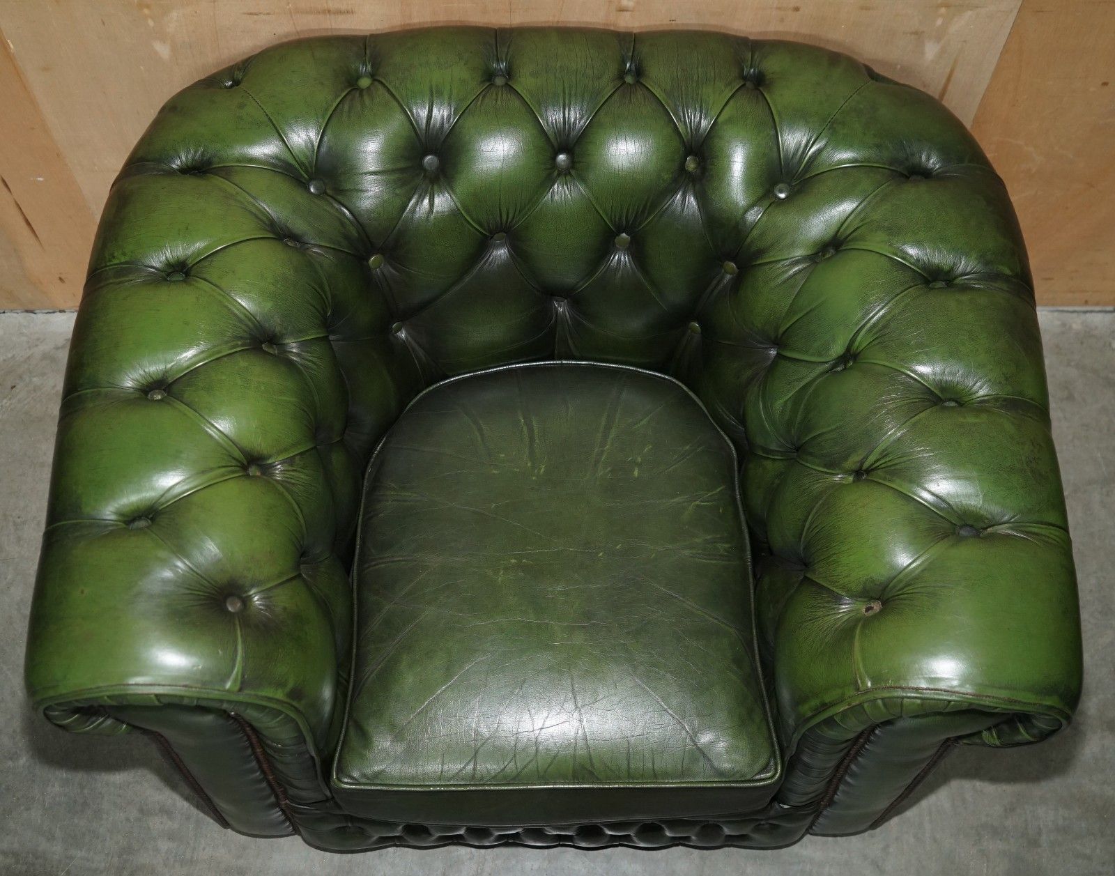 Stunning Vintage Tufted Chesterfield Bottle Green Leather Sofa & Armchair photo vintage