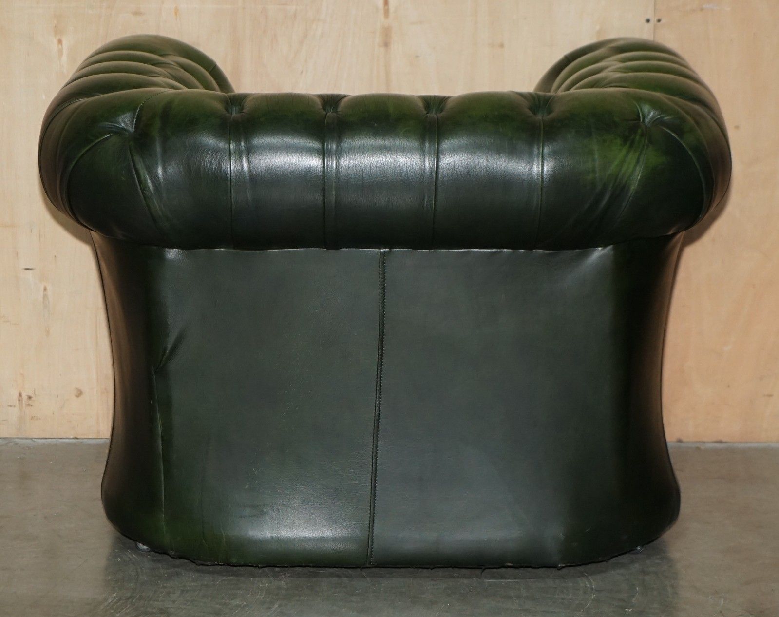 3950.0 Stunning Vintage Tufted Chesterfield Bottle Green Leather Sofa & Armchair photo