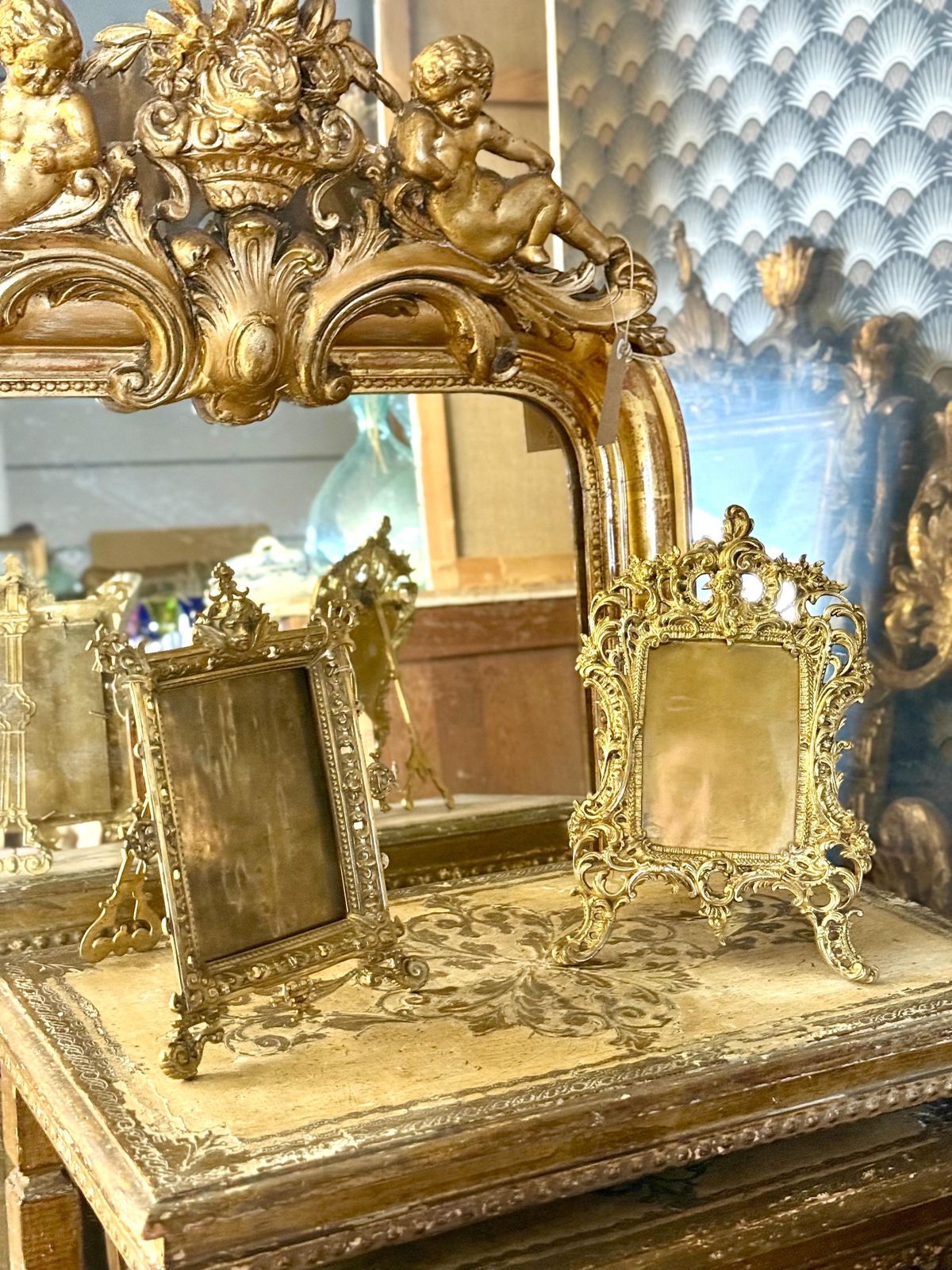 photo vinterior Ornate 19th Century Gilt Bronze Tabletop Frame With Cherub Motif