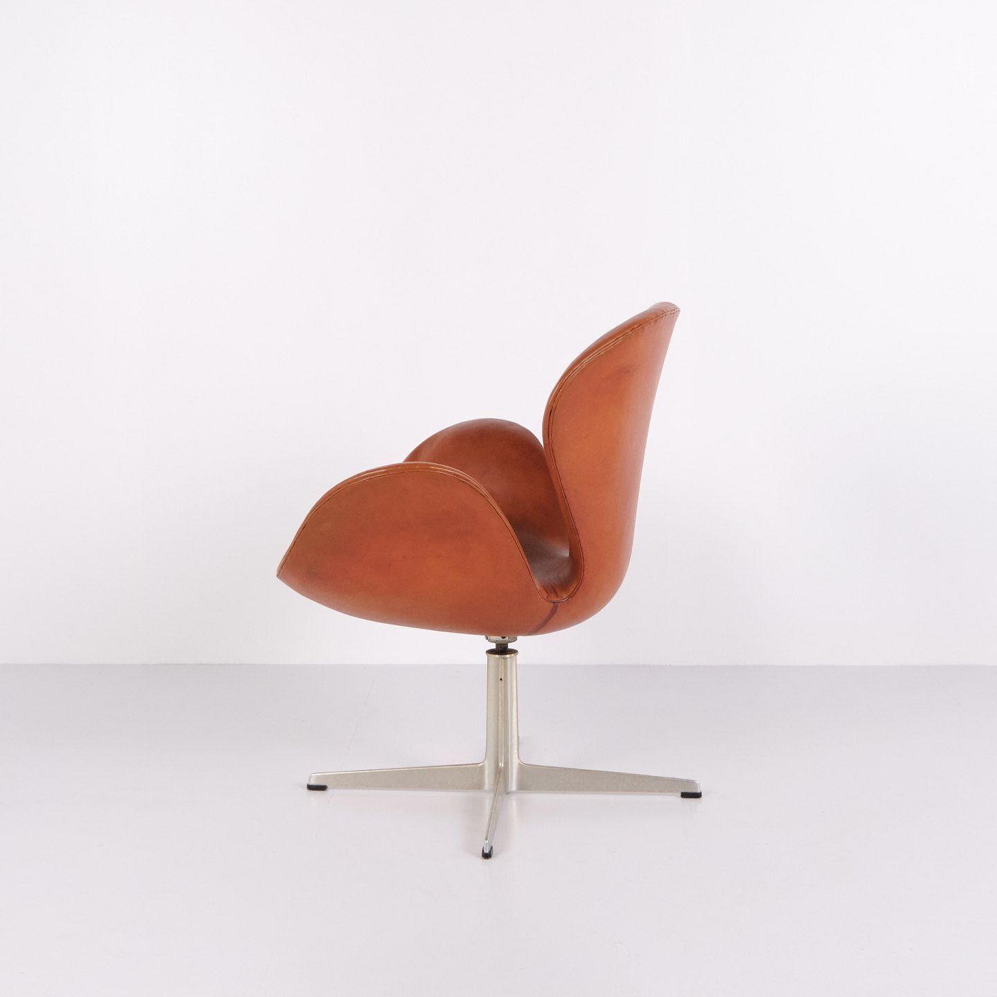 Armchair   The Swan   Model 3320   Original Upholstered   Cognac Leather   Arne Jacobsen   Fritz Hansen   1960s photo furniture