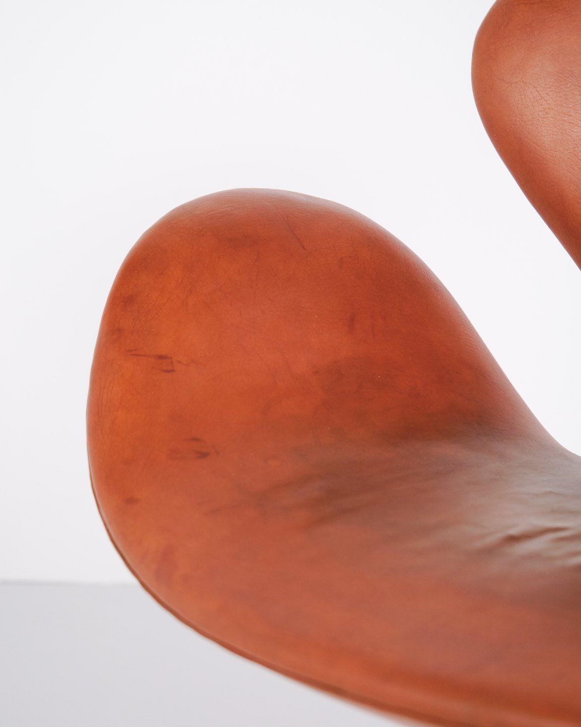 Armchair   The Swan   Model 3320   Original Upholstered   Cognac Leather   Arne Jacobsen   Fritz Hansen   1960s photo vinterior