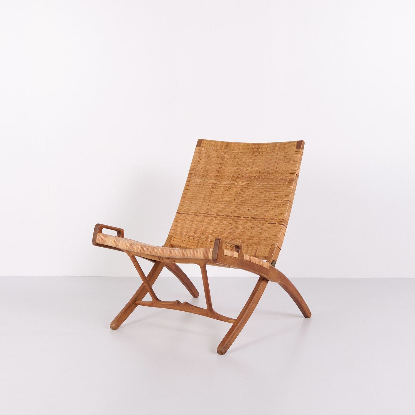 Armchair / Folding Chair – Model Jh 512 “The Fireplace Chair” – Patinated Oak – Original Wicker – Hans J. Wegner – Johannes Hansen – 1950s photo furniture