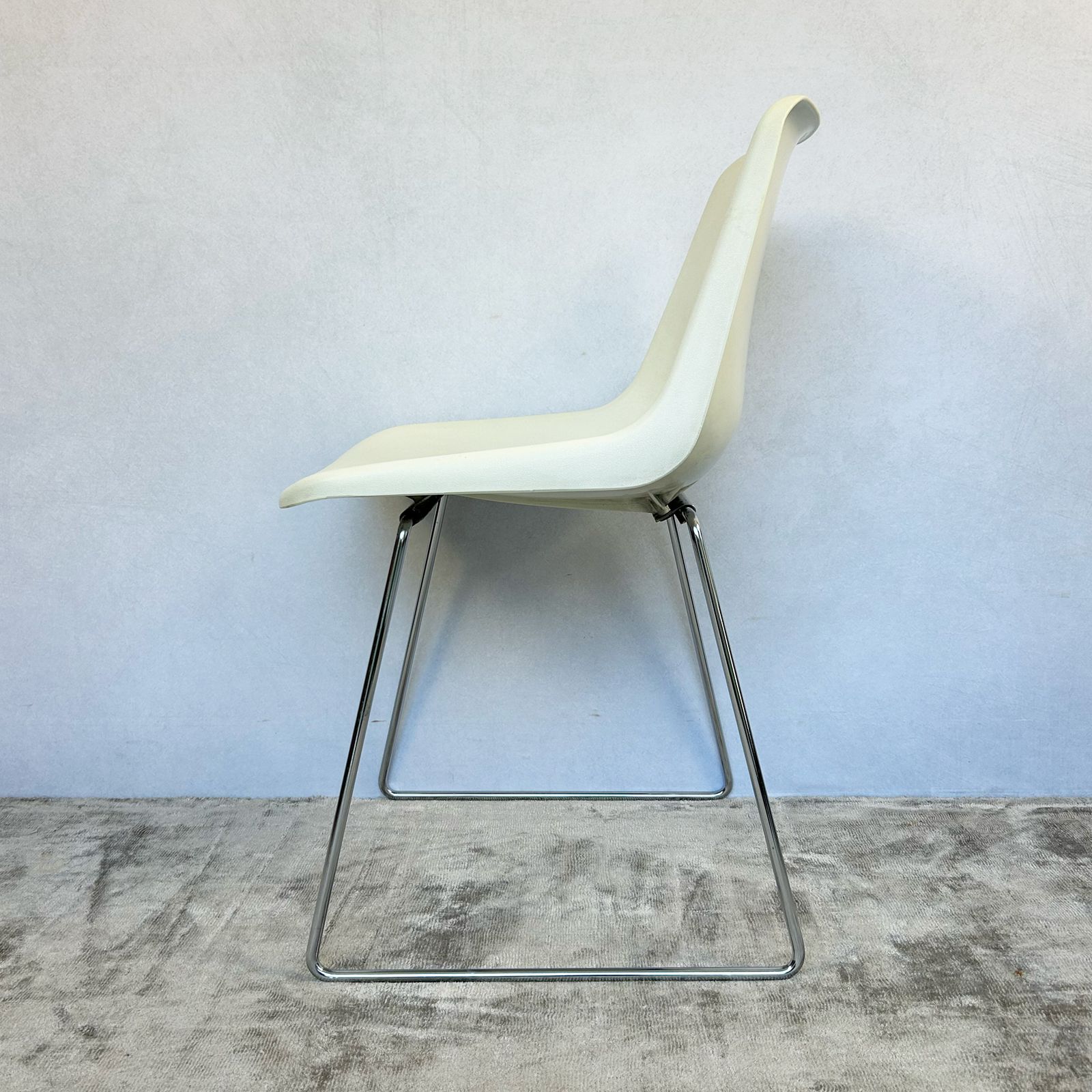 photo vinterior Robin Day Polypropylene Chairs With Chrome Sled Bases For Hille (Set Of Six)