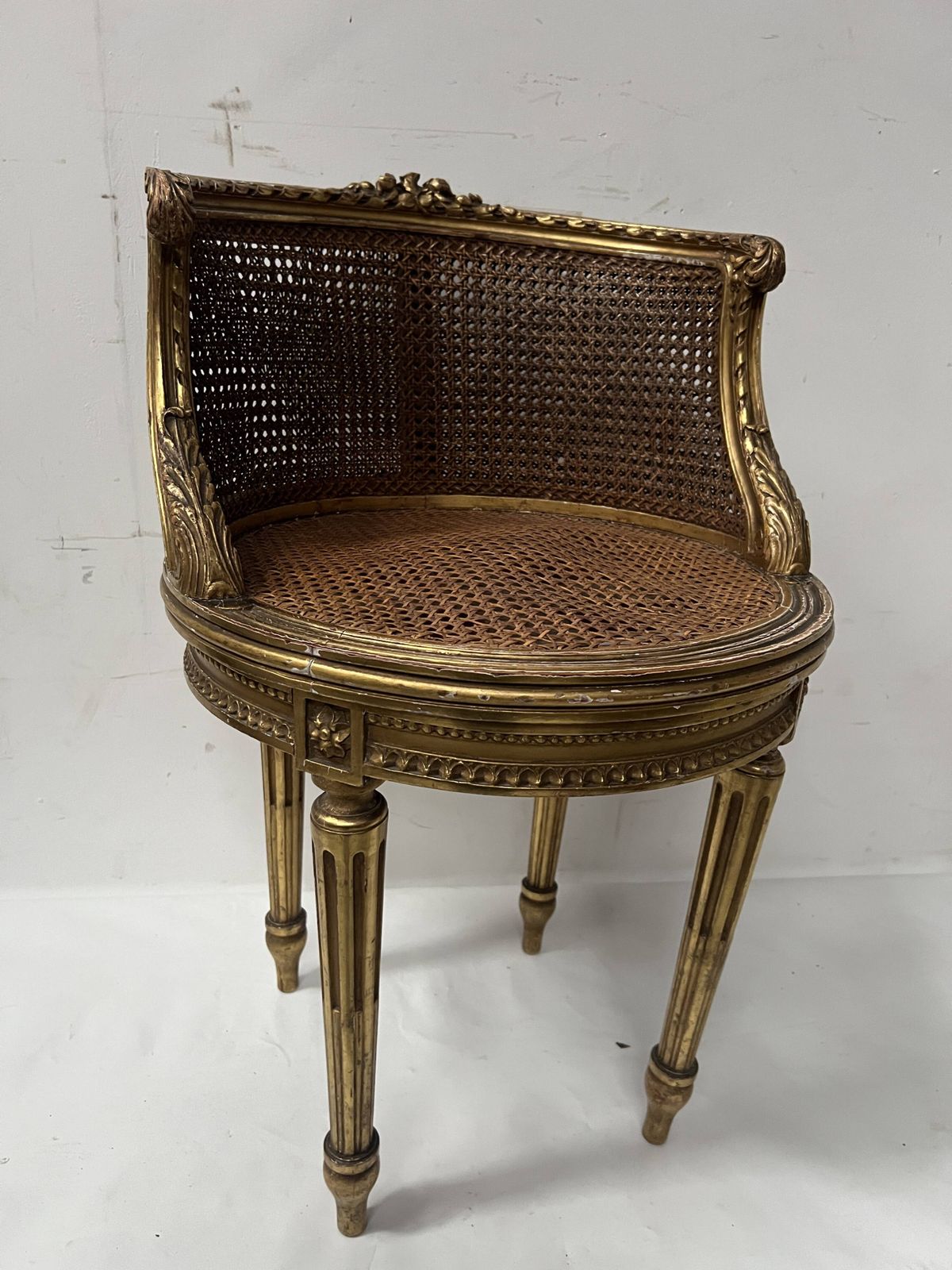 651.525 Louis XVI Style Armchair In Wood And Gilded Stucco, 20th Century. photo