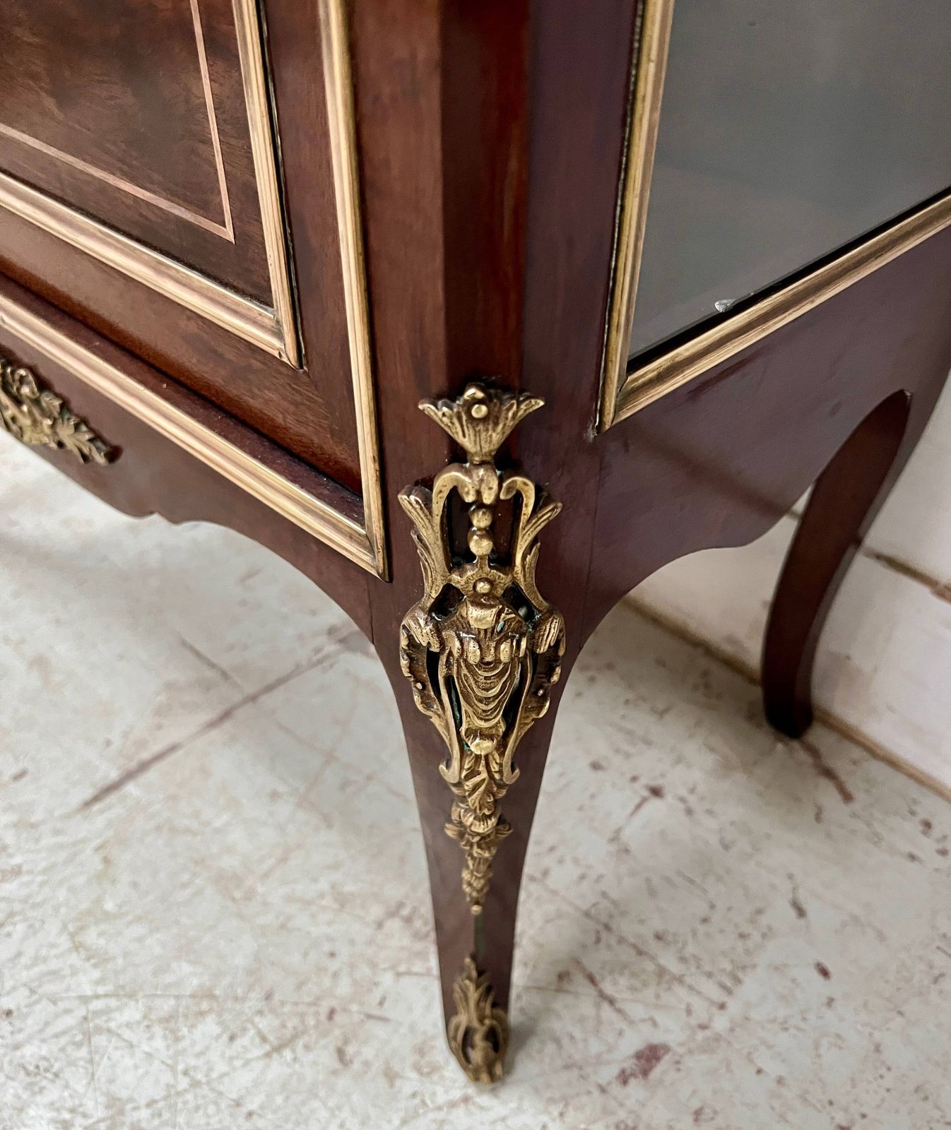photo furniture Louis XV Style Display Cabinet In Mahogany And Bronze, 19th Century.