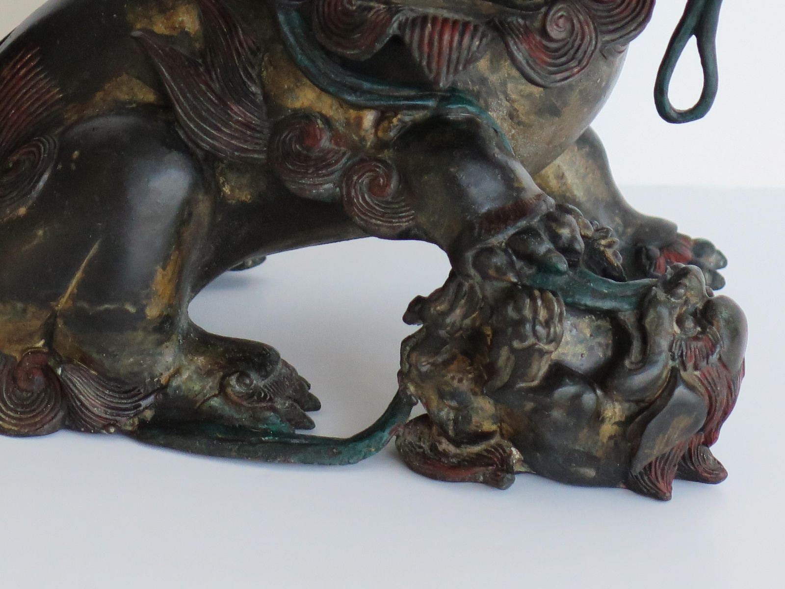 photo vintage Antique Pair Large Chinese Bronze Foo Dogs Fine Detail Gilded & Enamelled, Qing 19th C
