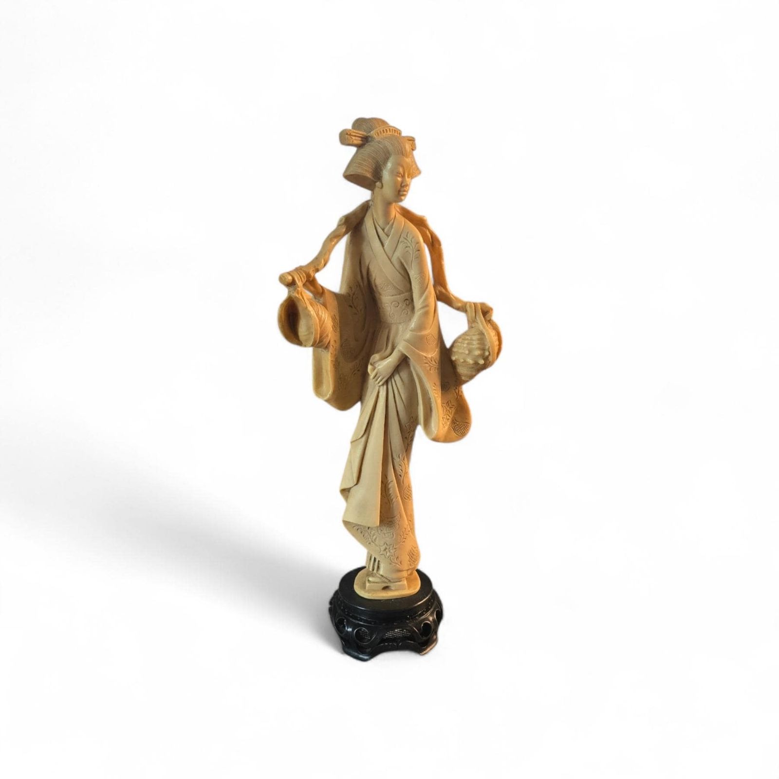 Vintage Aziatisch Geisha Beeldje, Resin Met Marmerpoeder, Gesneden Houten Sokkel