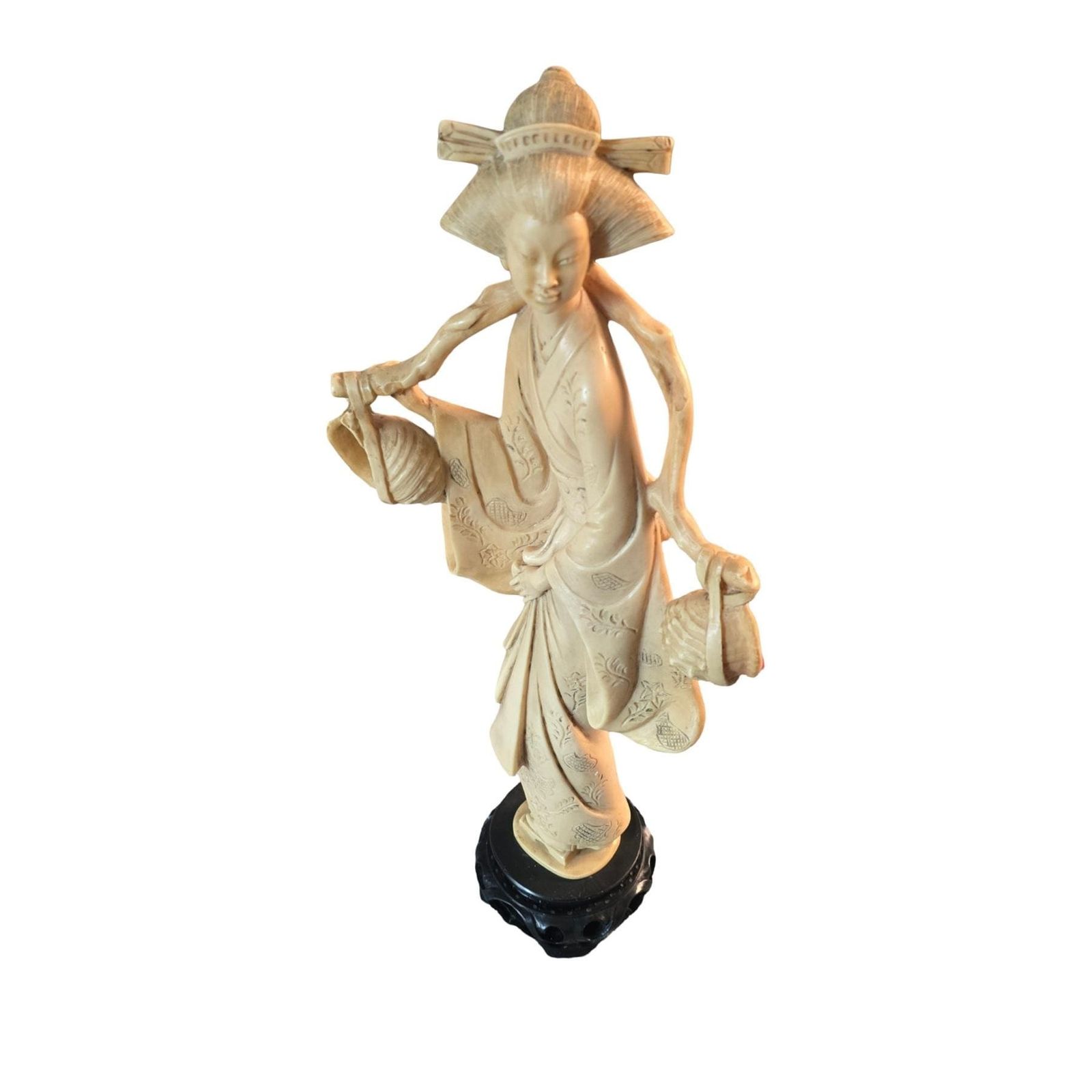 photo vintage Vintage Aziatisch Geisha Beeldje, Resin Met Marmerpoeder, Gesneden Houten Sokkel