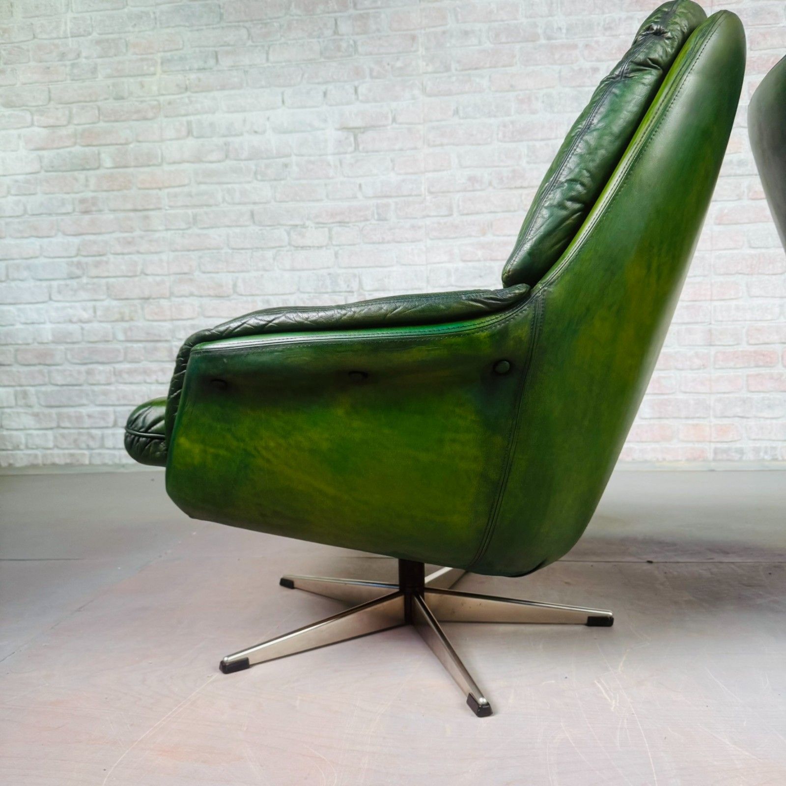 photo vintage Pair Of Vintage Danish Green Leather Swivel Chairs #A826
