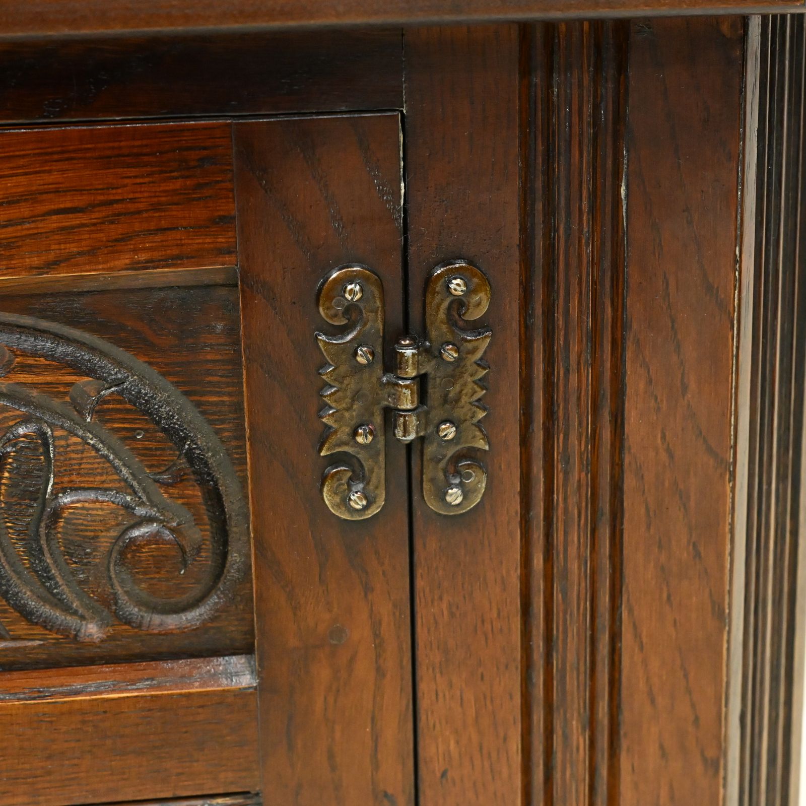 photo vintage Old Charm Corner Unit With Cupboard And Shelves Carvings Tb Free Uk* Delivery