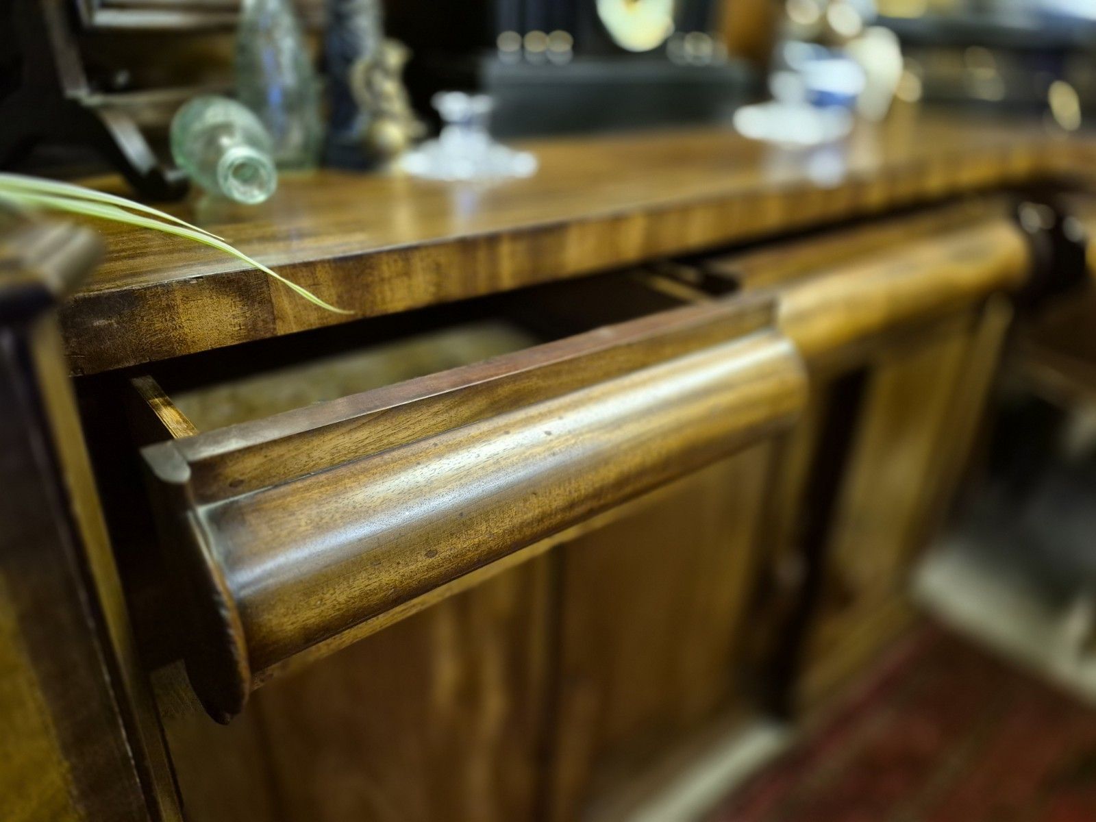 photo vintage A Wonderful Boho Early Victorian Flame Mahogany Chiffonier Buffet Sideboard