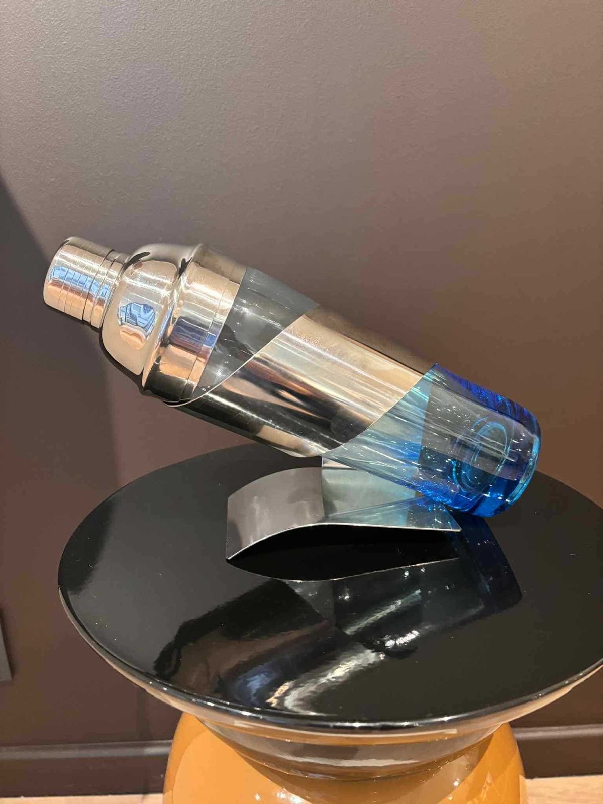 Vintage blauwe glazen cocktailshaker met roestvrijstalen houder, modernistische bardecoratie photo Woonaccessoires