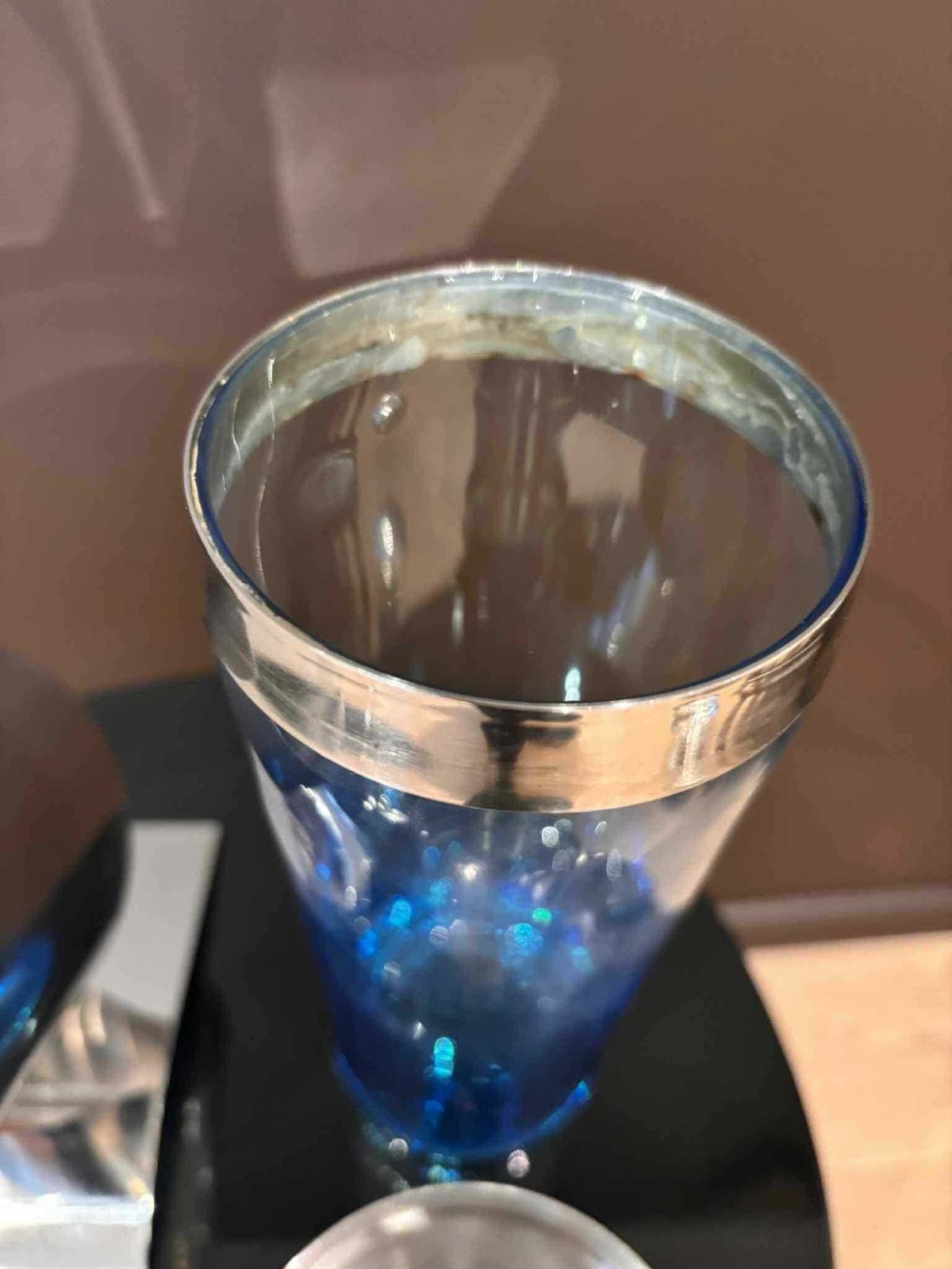 216.0 Vintage blauwe glazen cocktailshaker met roestvrijstalen houder, modernistische bardecoratie photo