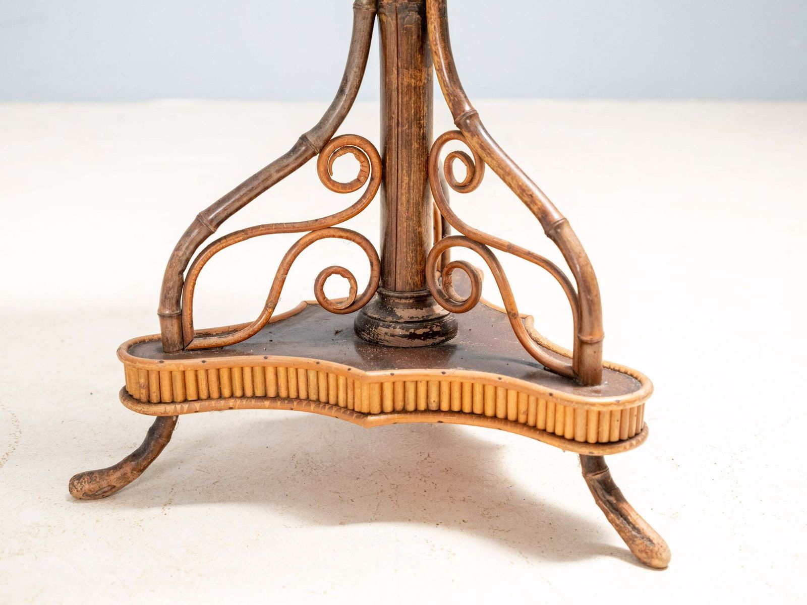Art Nouveau Gebogen Hout & Rotan Voetstuk Tafel, Centraal Europa, Ca. 1900–1925 photo vinterior